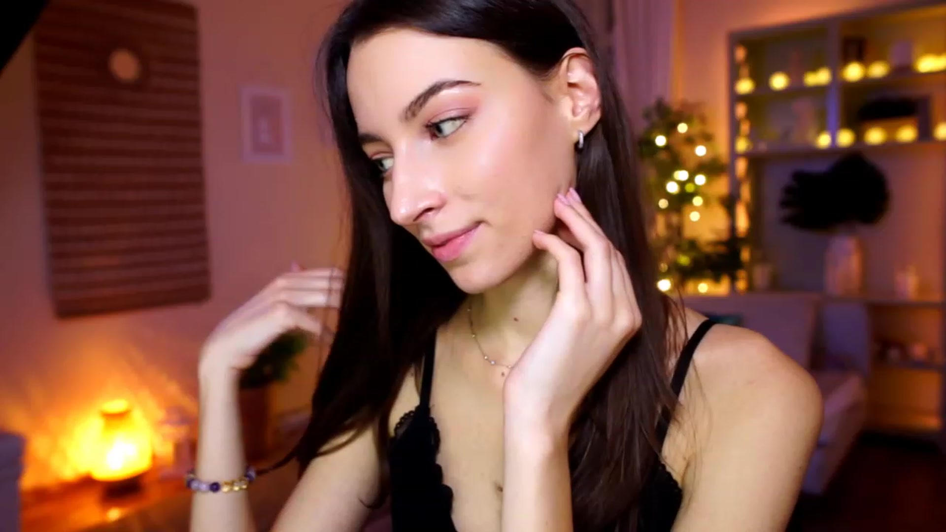Gallery image thumbnail from Emily_grey69's myfreecams stream on, 01/07/2023, 20:03 image 15 of 20