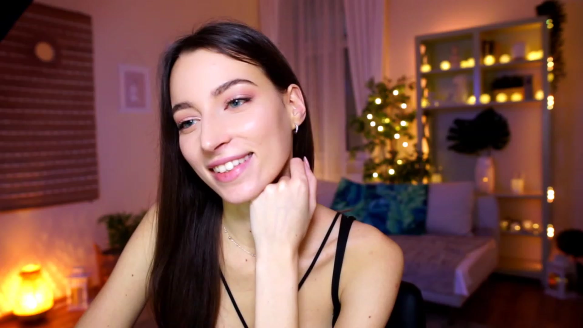Gallery image thumbnail from Emily_grey69's myfreecams stream on, 01/13/2023, 12:54 image 17 of 20