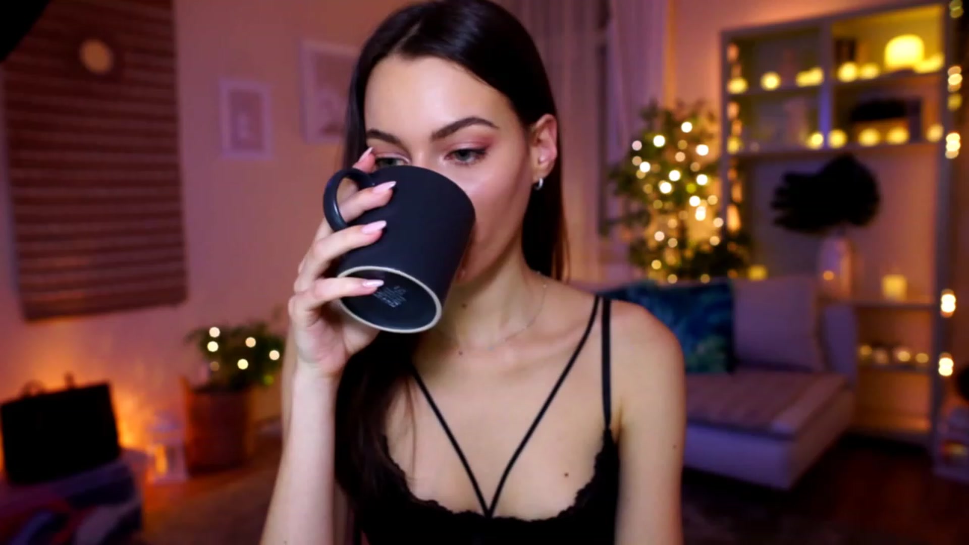 Gallery image thumbnail from Emily_grey69's myfreecams stream on, 01/22/2023, 18:41 image 15 of 20