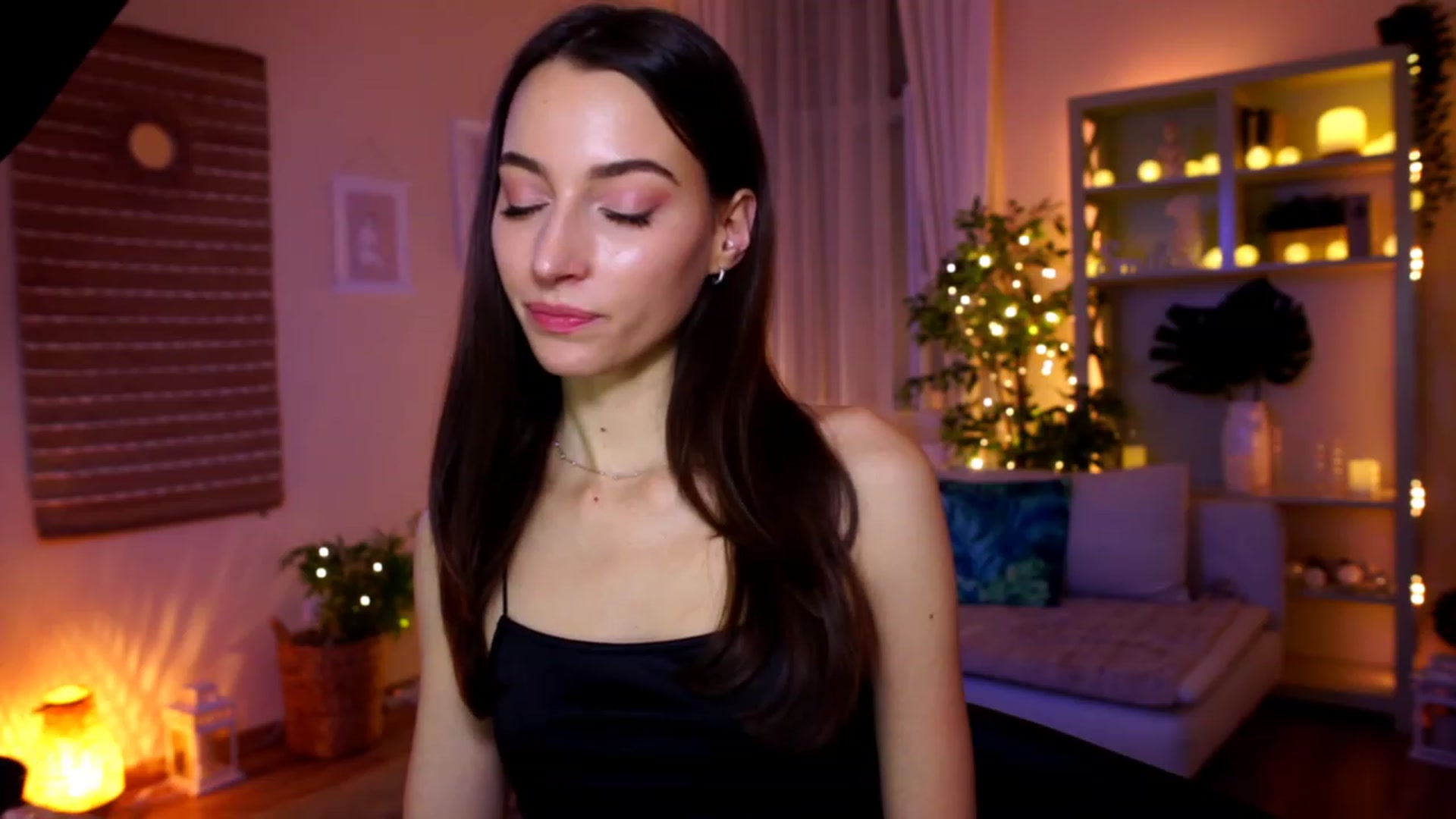 Gallery image thumbnail from Emily_grey69's myfreecams stream on, 01/26/2023, 20:05 image 16 of 20