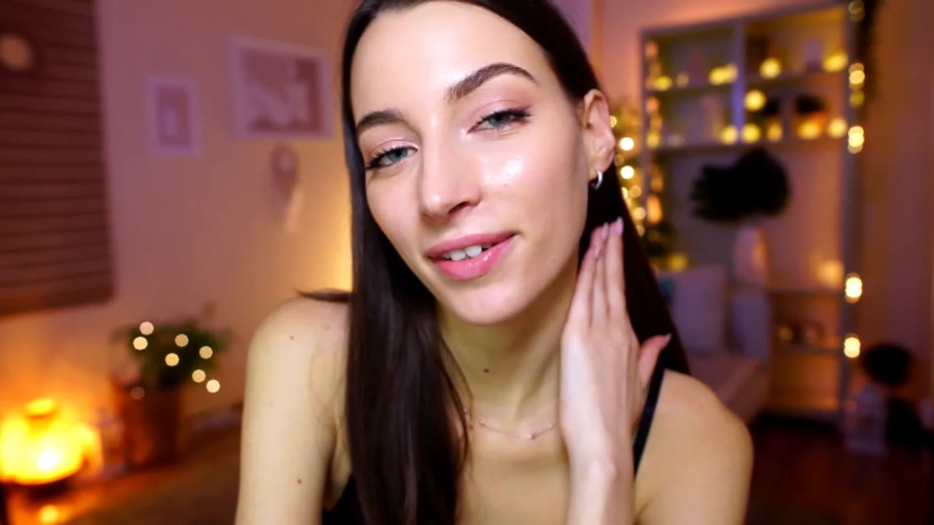 Gallery image thumbnail from Emily_grey69's myfreecams stream on, 01/31/2023, 18:20 image 15 of 20