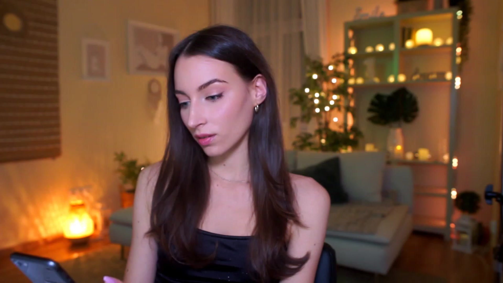 Gallery image thumbnail from Emily_grey69's myfreecams stream on, 03/07/2023, 22:15 image 2 of 20