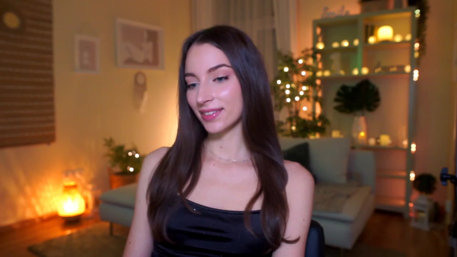 Gallery image thumbnail from Emily_grey69's myfreecams stream on, 03/07/2023, 22:15 image 4 of 20
