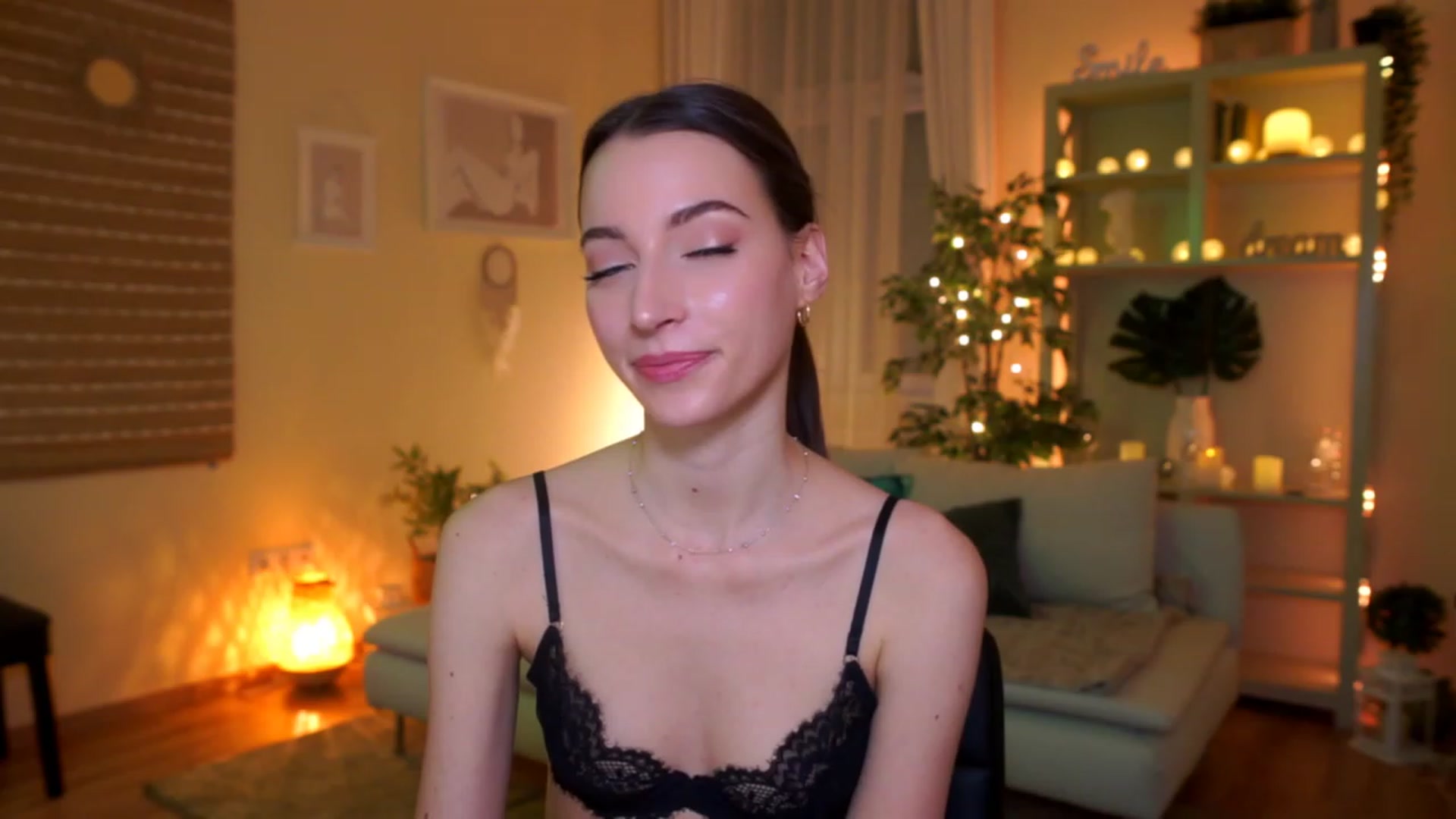 Gallery image thumbnail from Emily_grey69's myfreecams stream on, 03/09/2023, 16:08 image 13 of 20