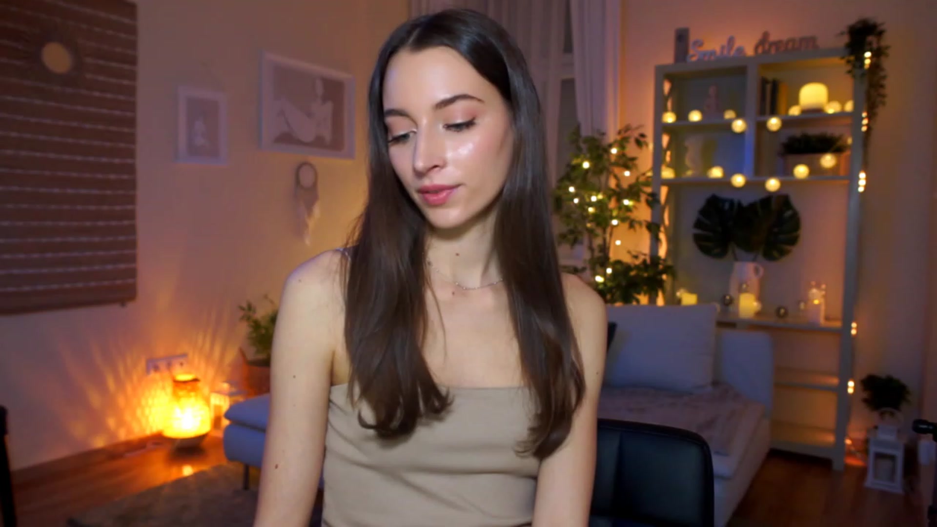 Gallery image thumbnail from Emily_grey69's myfreecams stream on, 03/14/2023, 19:10 image 1 of 20