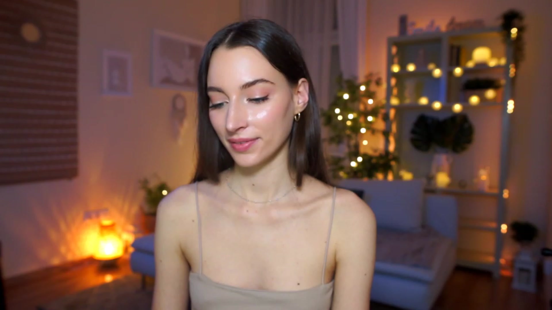 Gallery image thumbnail from Emily_grey69's myfreecams stream on, 03/14/2023, 19:10 image 4 of 20