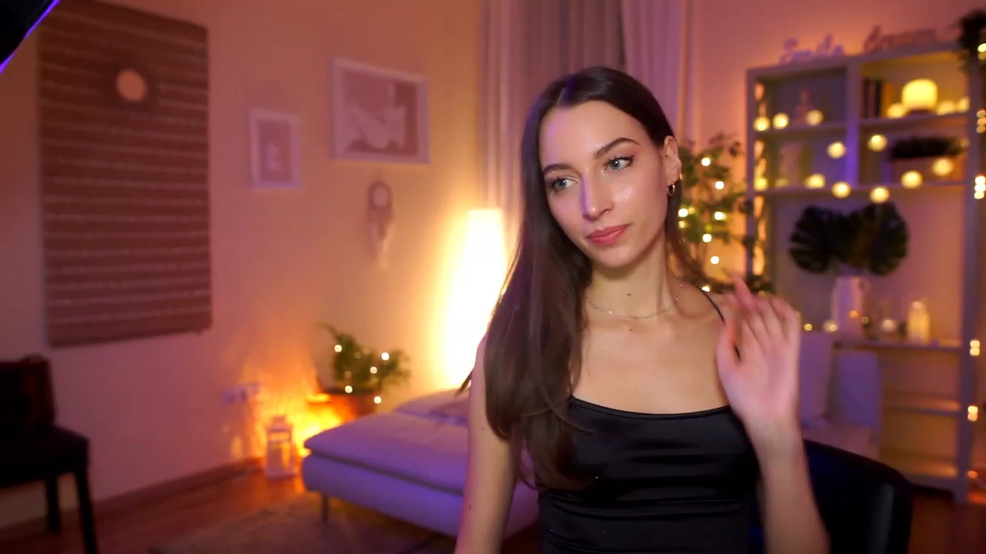 Gallery image thumbnail from Emily_grey69's myfreecams stream on, 03/21/2023, 22:40 image 17 of 20