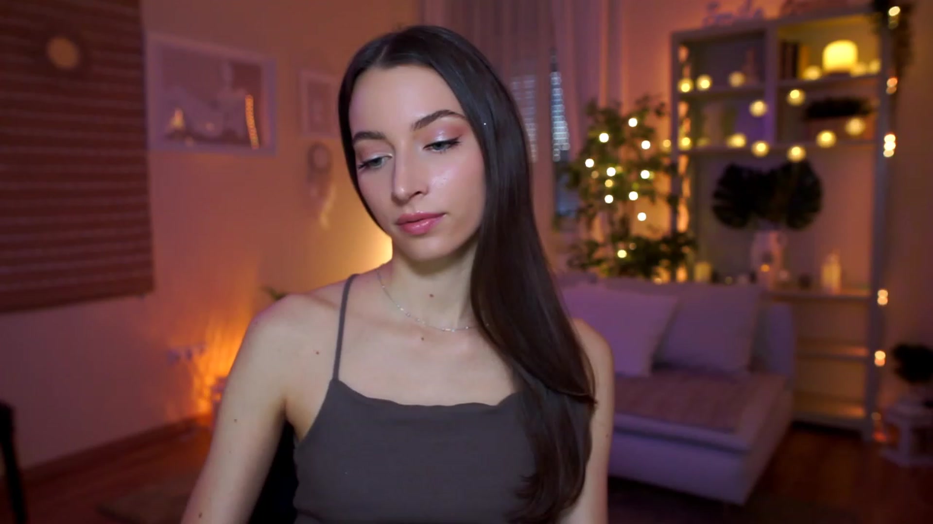 Gallery image thumbnail from Emily_grey69's myfreecams stream on, 03/25/2023, 17:03 image 15 of 20