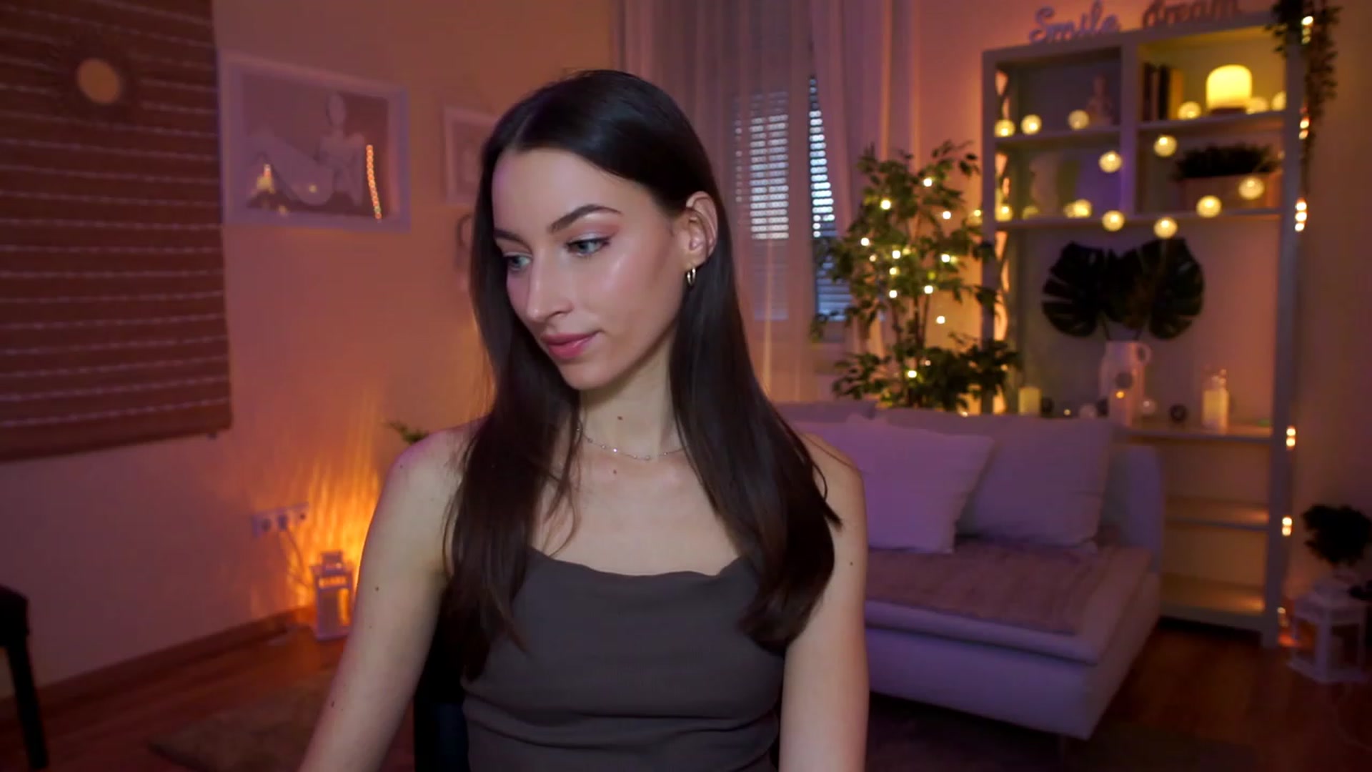 Gallery image thumbnail from Emily_grey69's myfreecams stream on, 03/25/2023, 17:03 image 1 of 20