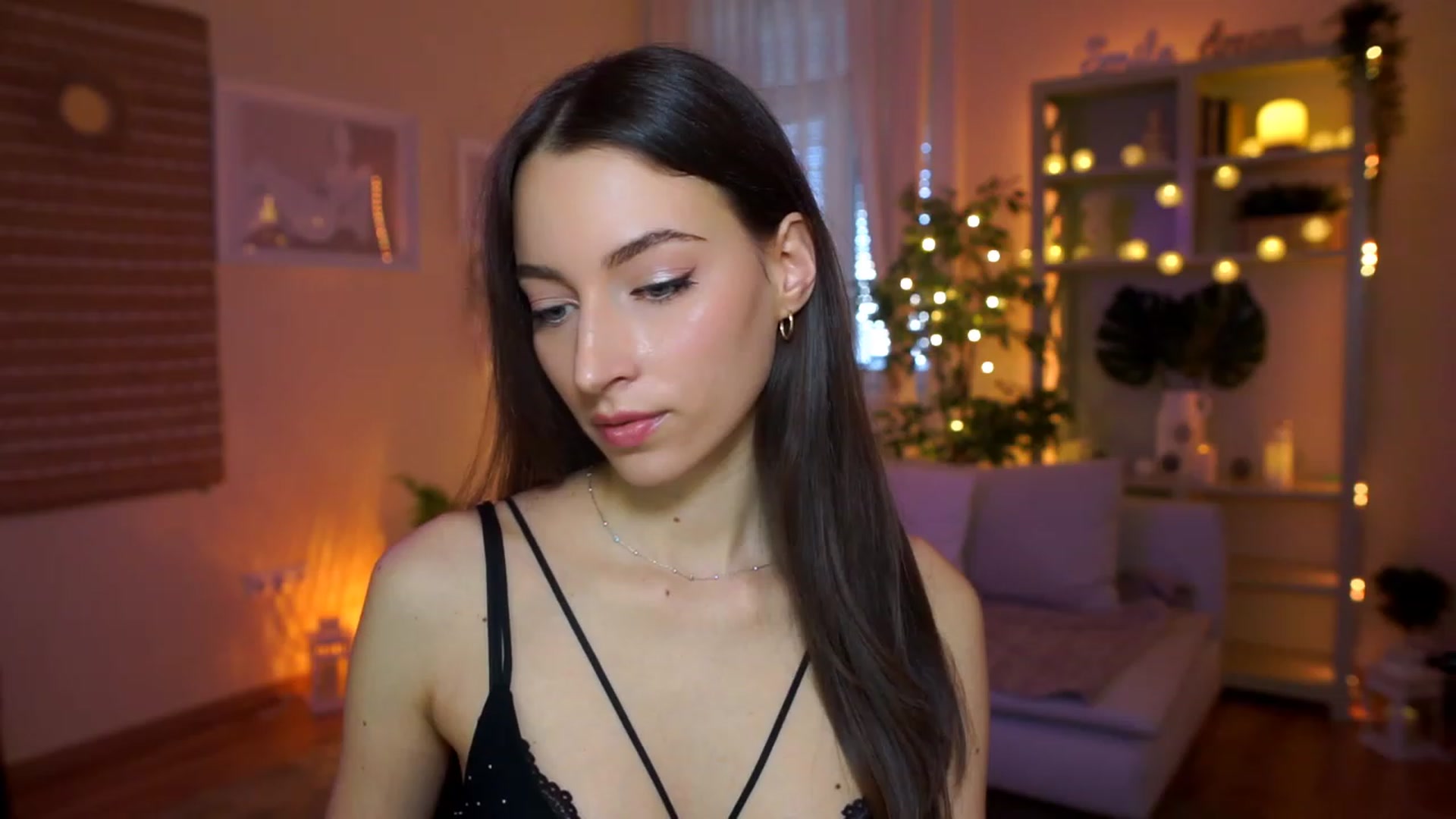 Gallery image thumbnail from Emily_grey69's myfreecams stream on, 03/26/2023, 10:38 image 1 of 20