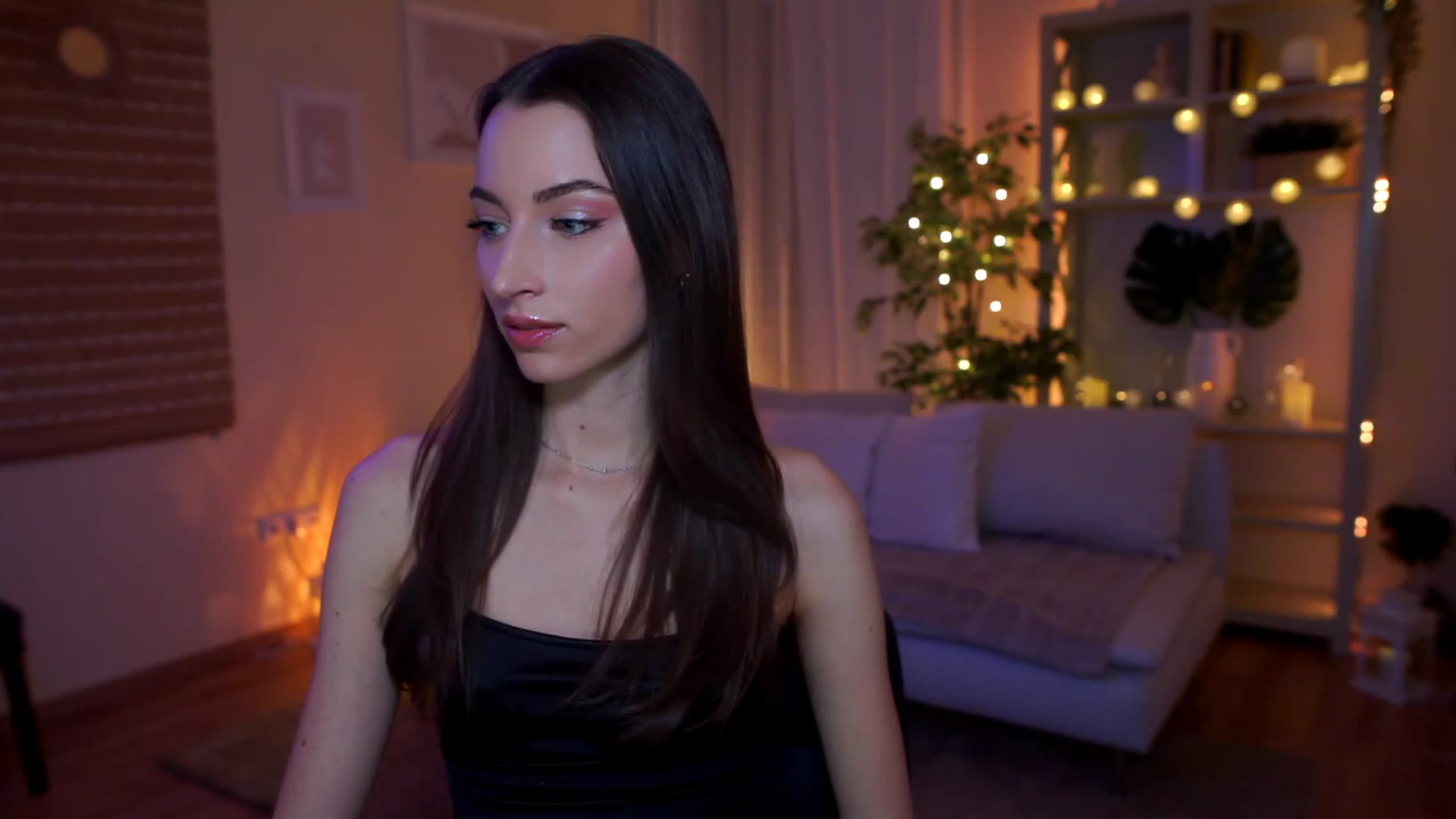 Gallery image thumbnail from Emily_grey69's myfreecams stream on, 04/05/2023, 16:37 image 8 of 20
