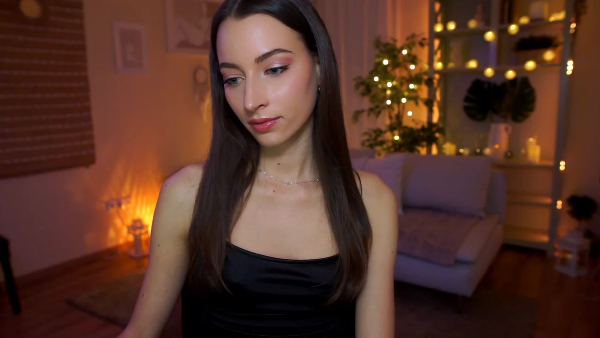 Gallery image thumbnail from Emily_grey69's myfreecams stream on, 04/05/2023, 16:37 image 14 of 20