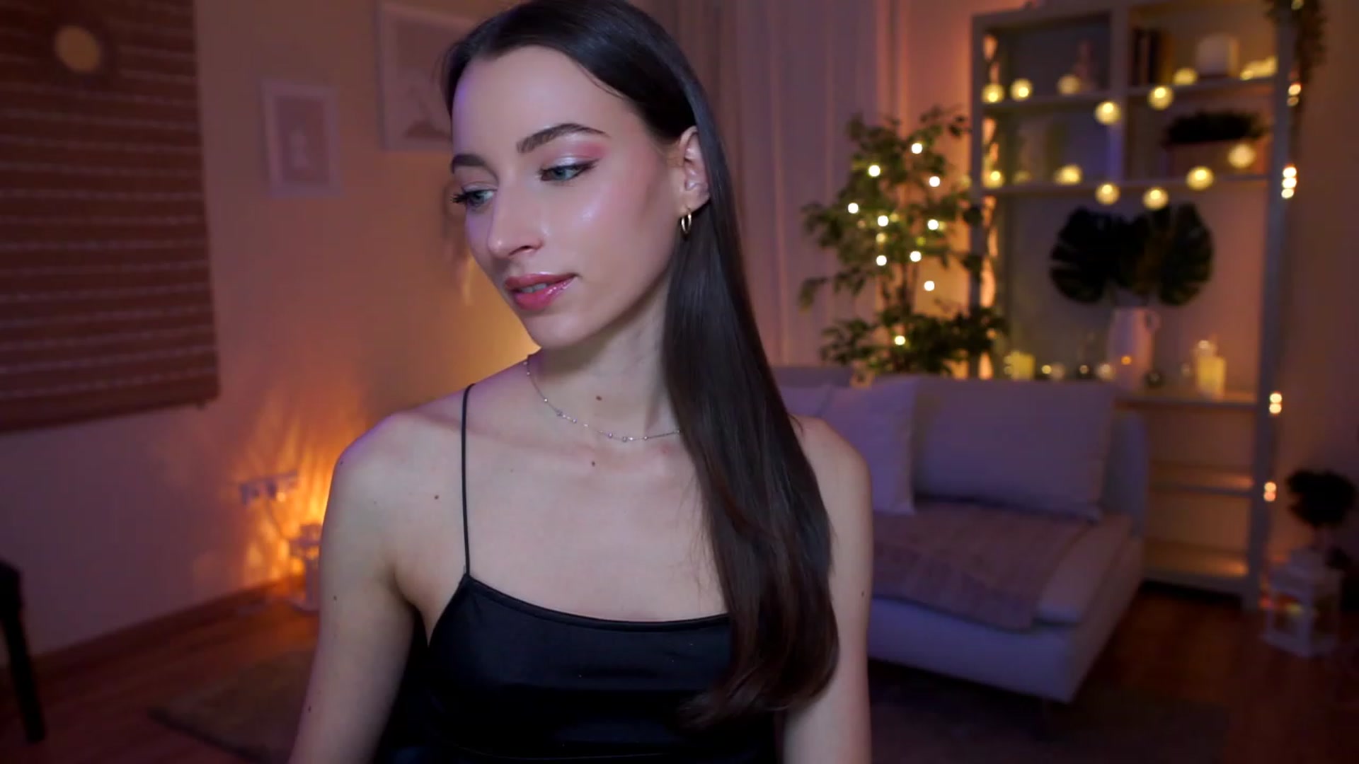 Gallery image thumbnail from Emily_grey69's myfreecams stream on, 04/05/2023, 16:37 image 1 of 20