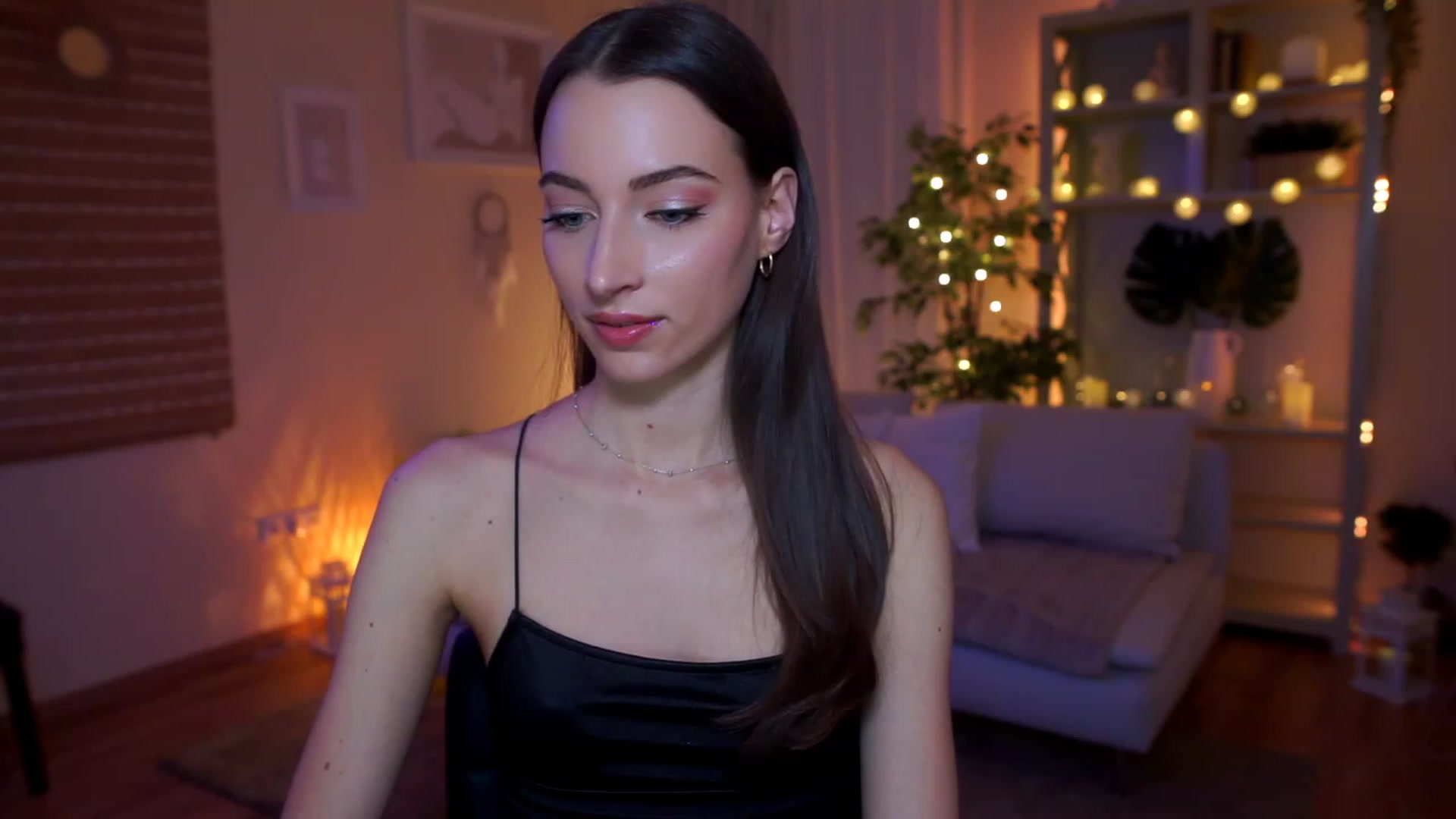 Gallery image thumbnail from Emily_grey69's myfreecams stream on, 04/05/2023, 16:37 image 7 of 20