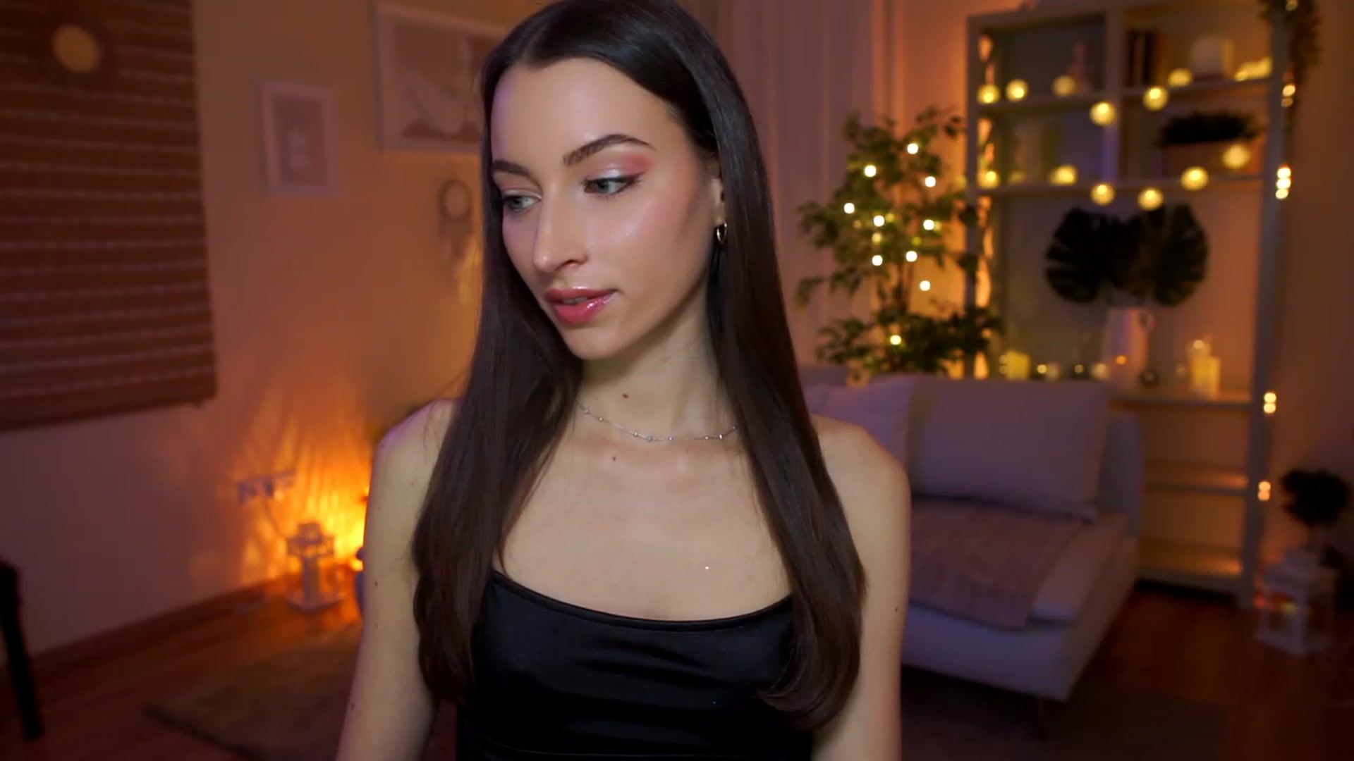 Gallery image thumbnail from Emily_grey69's myfreecams stream on, 04/05/2023, 16:37 image 13 of 20