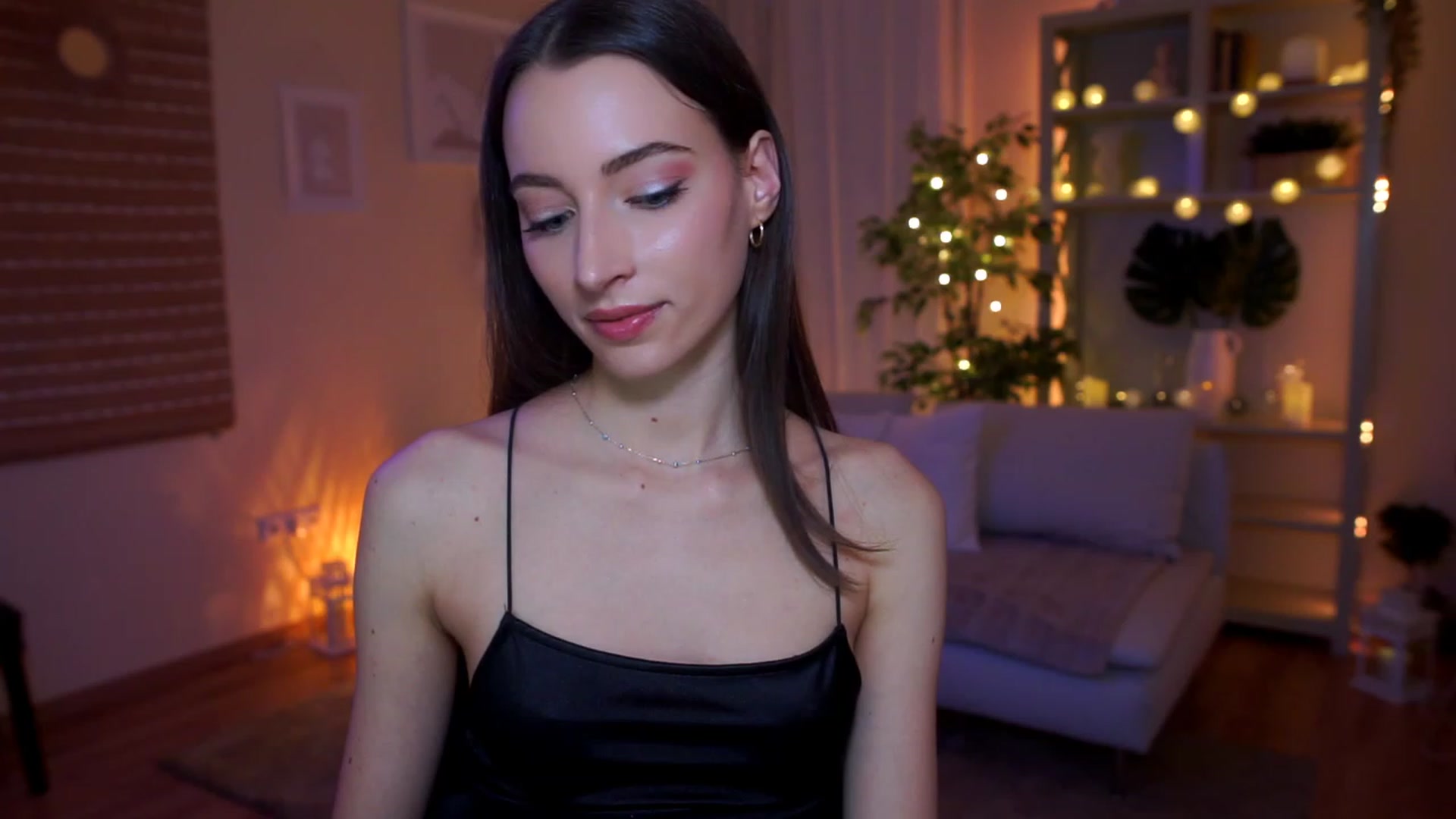 Gallery image thumbnail from Emily_grey69's myfreecams stream on, 04/05/2023, 16:37 image 5 of 20