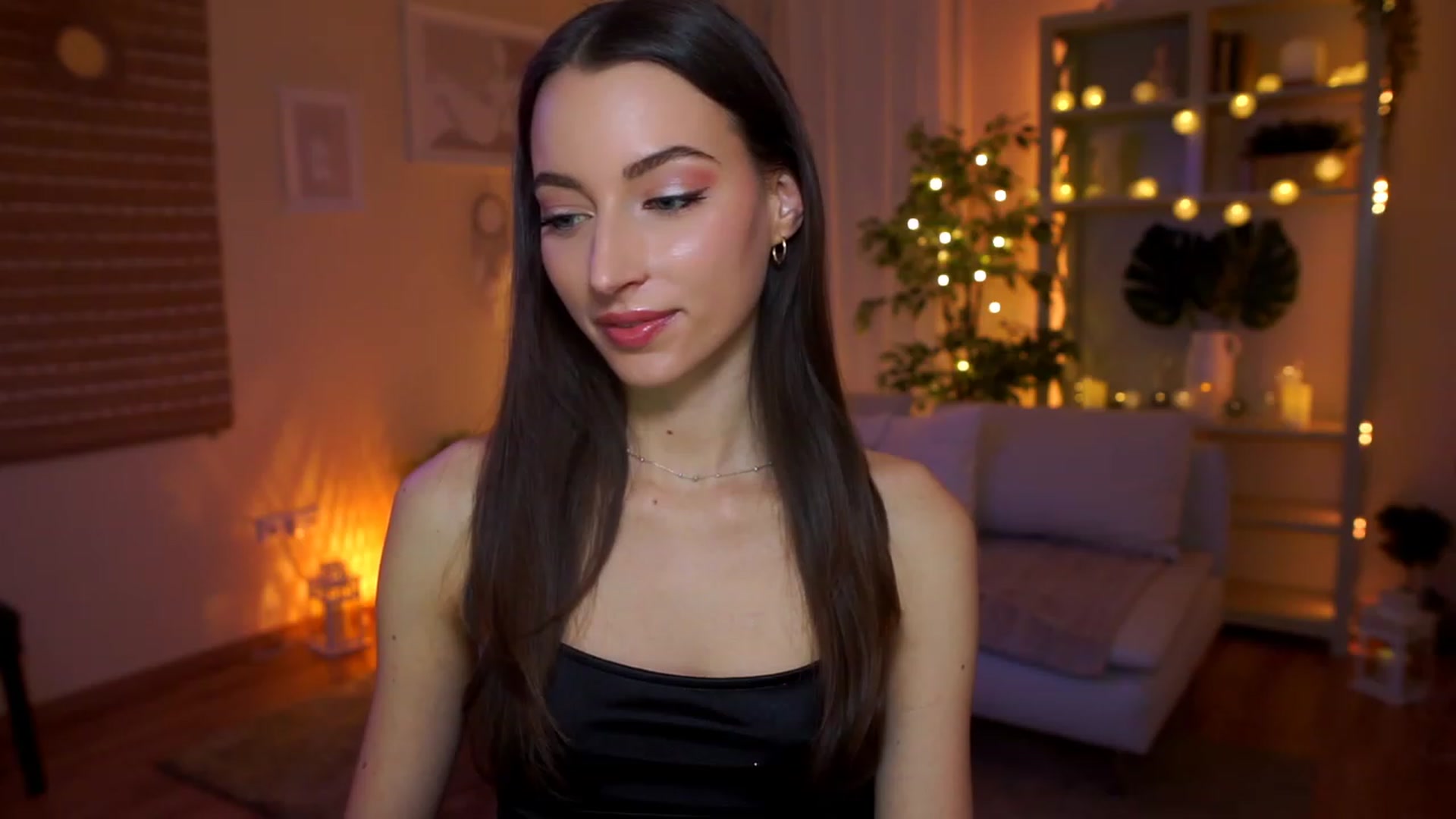 Gallery image thumbnail from Emily_grey69's myfreecams stream on, 04/05/2023, 16:37 image 12 of 20