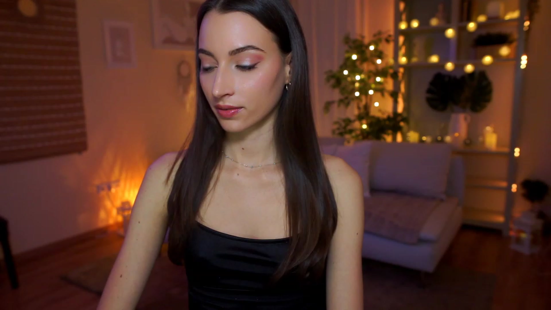 Gallery image thumbnail from Emily_grey69's myfreecams stream on, 04/05/2023, 16:37 image 17 of 20