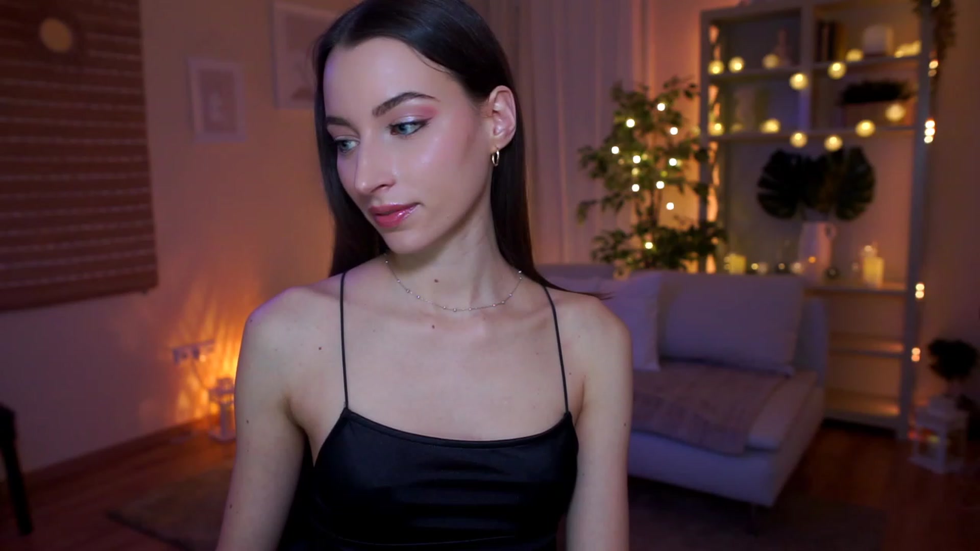 Gallery image thumbnail from Emily_grey69's myfreecams stream on, 04/05/2023, 16:37 image 3 of 20
