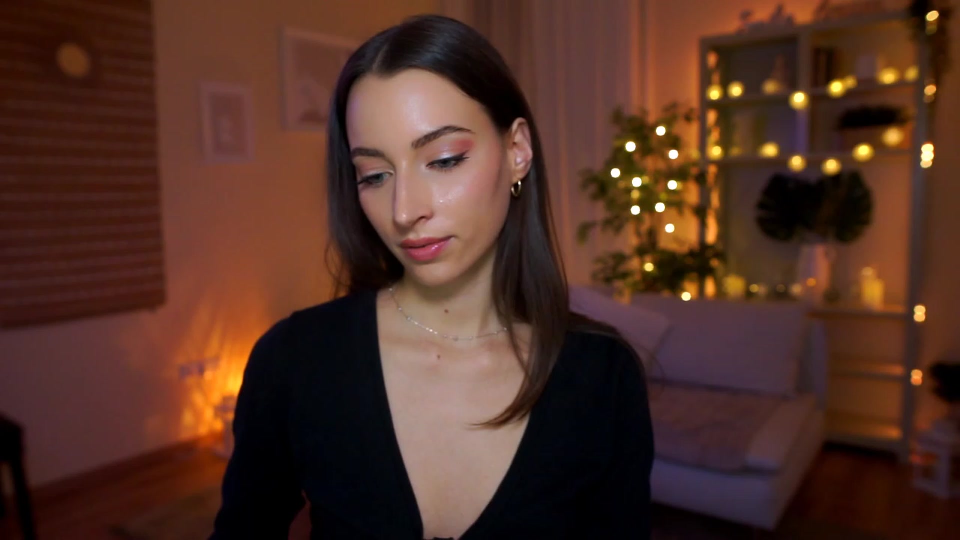 Gallery image thumbnail from Emily_grey69's myfreecams stream on, 04/05/2023, 22:01 image 1 of 20
