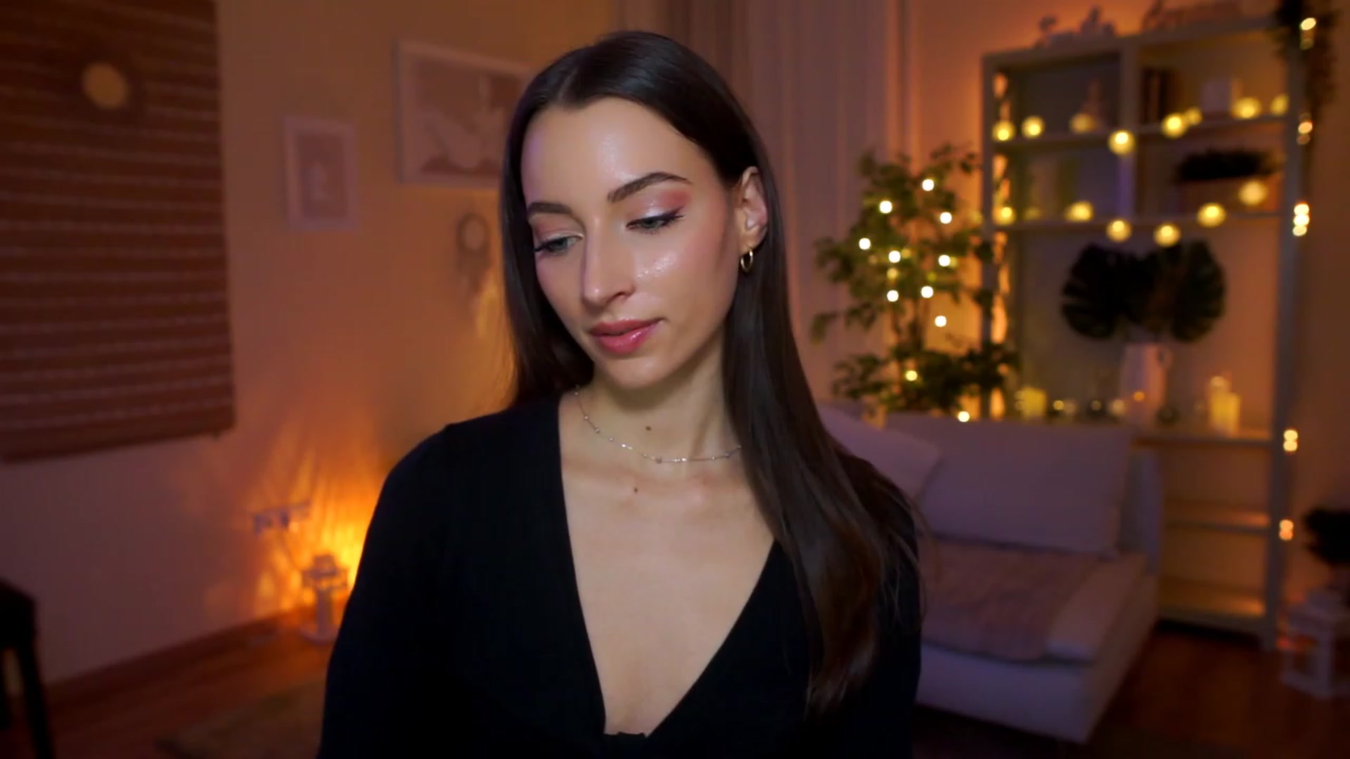 Gallery image thumbnail from Emily_grey69's myfreecams stream on, 04/05/2023, 22:01 image 4 of 20