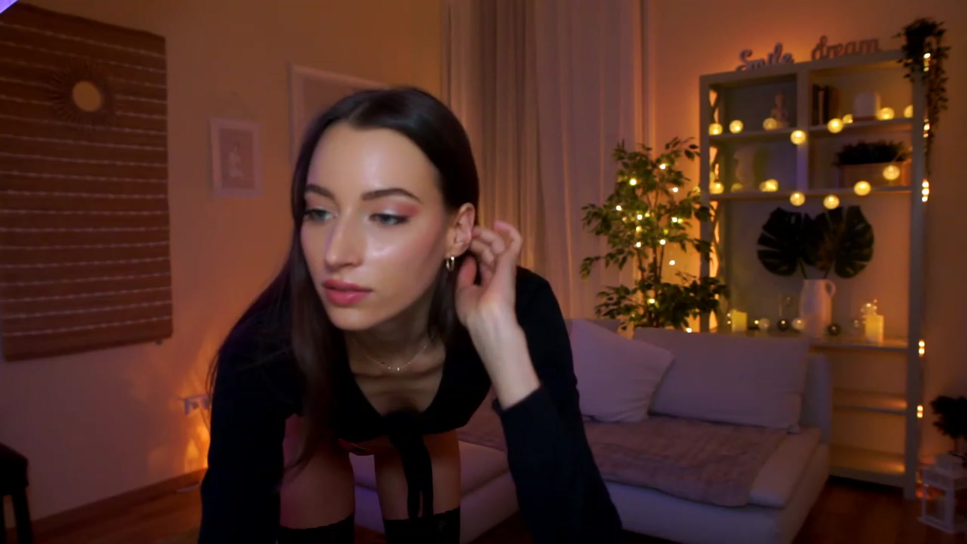 Gallery image thumbnail from Emily_grey69's myfreecams stream on, 04/05/2023, 22:01 image 11 of 20