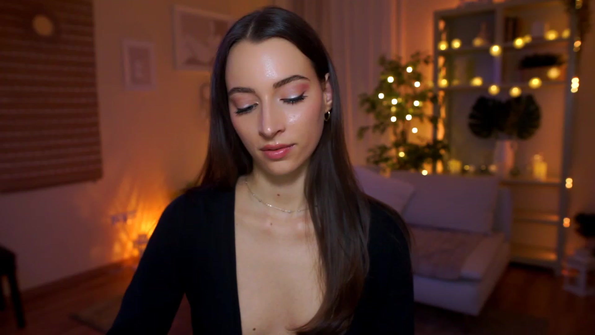 Gallery image thumbnail from Emily_grey69's myfreecams stream on, 04/05/2023, 22:01 image 18 of 20