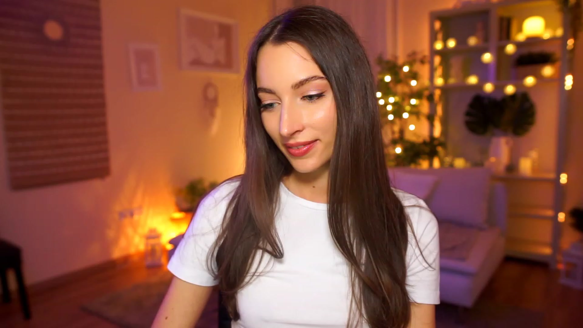 Gallery image thumbnail from Emily_grey69's myfreecams stream on, 04/08/2023, 17:28 image 15 of 20