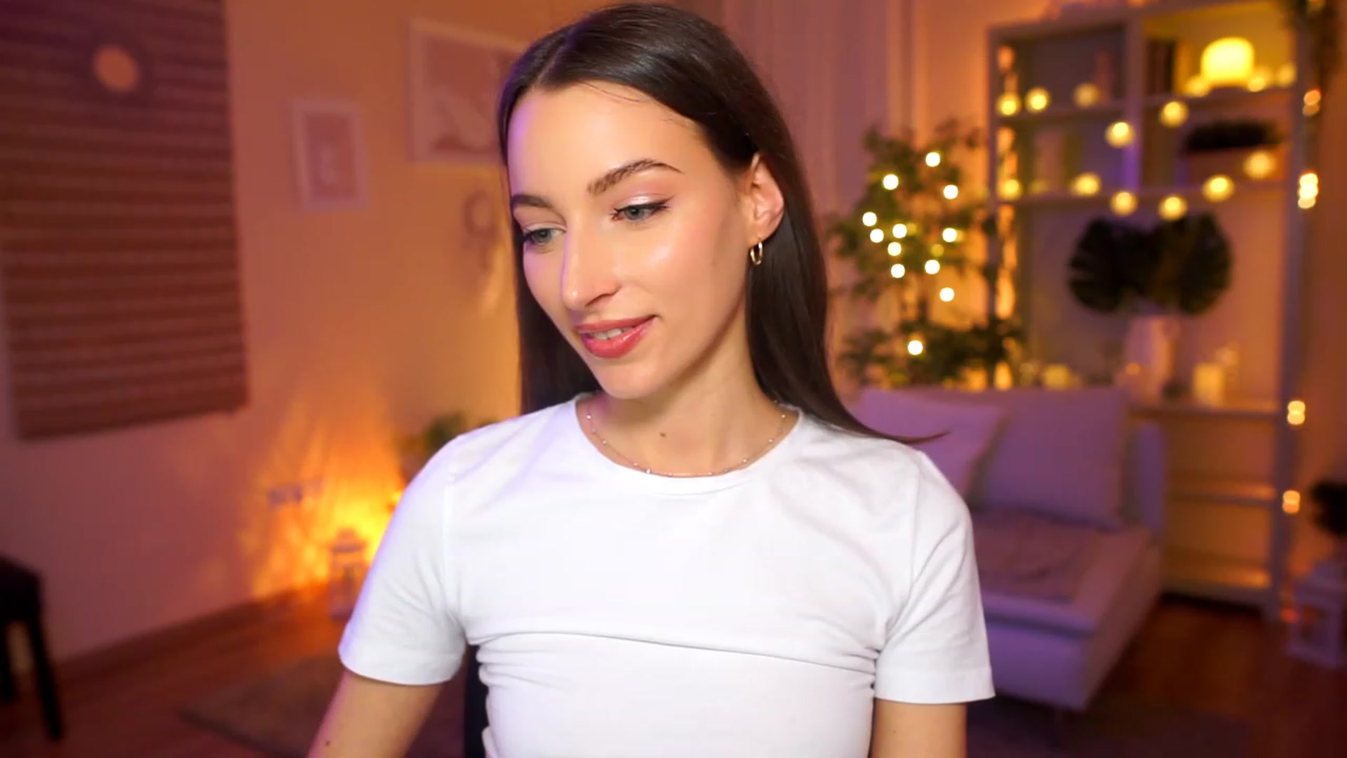 Gallery image thumbnail from Emily_grey69's myfreecams stream on, 04/08/2023, 17:28 image 5 of 20