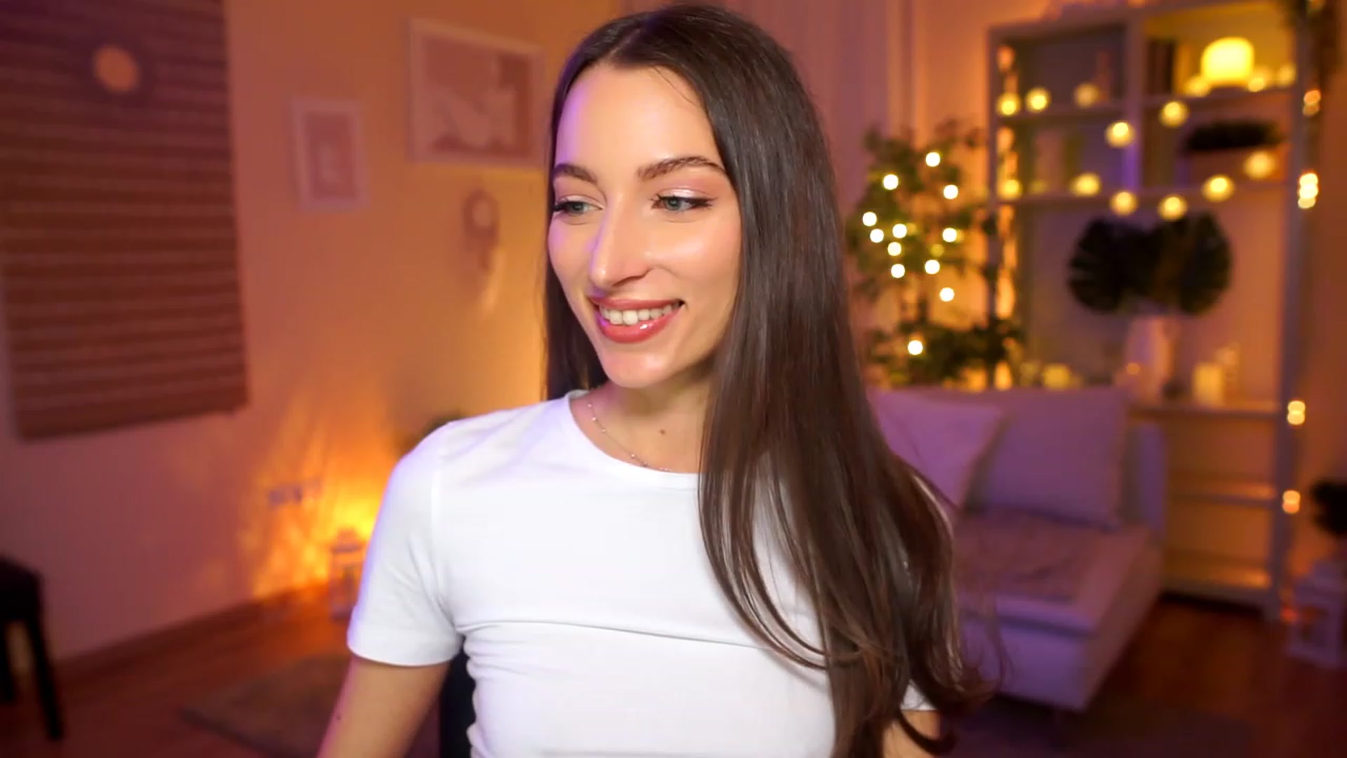 Gallery image thumbnail from Emily_grey69's myfreecams stream on, 04/08/2023, 17:28 image 6 of 20
