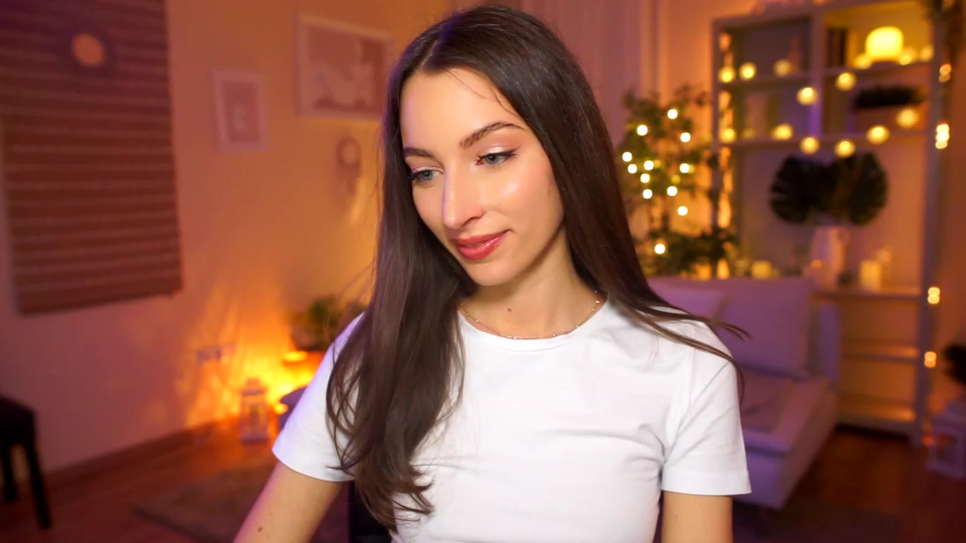 Gallery image thumbnail from Emily_grey69's myfreecams stream on, 04/08/2023, 17:28 image 16 of 20