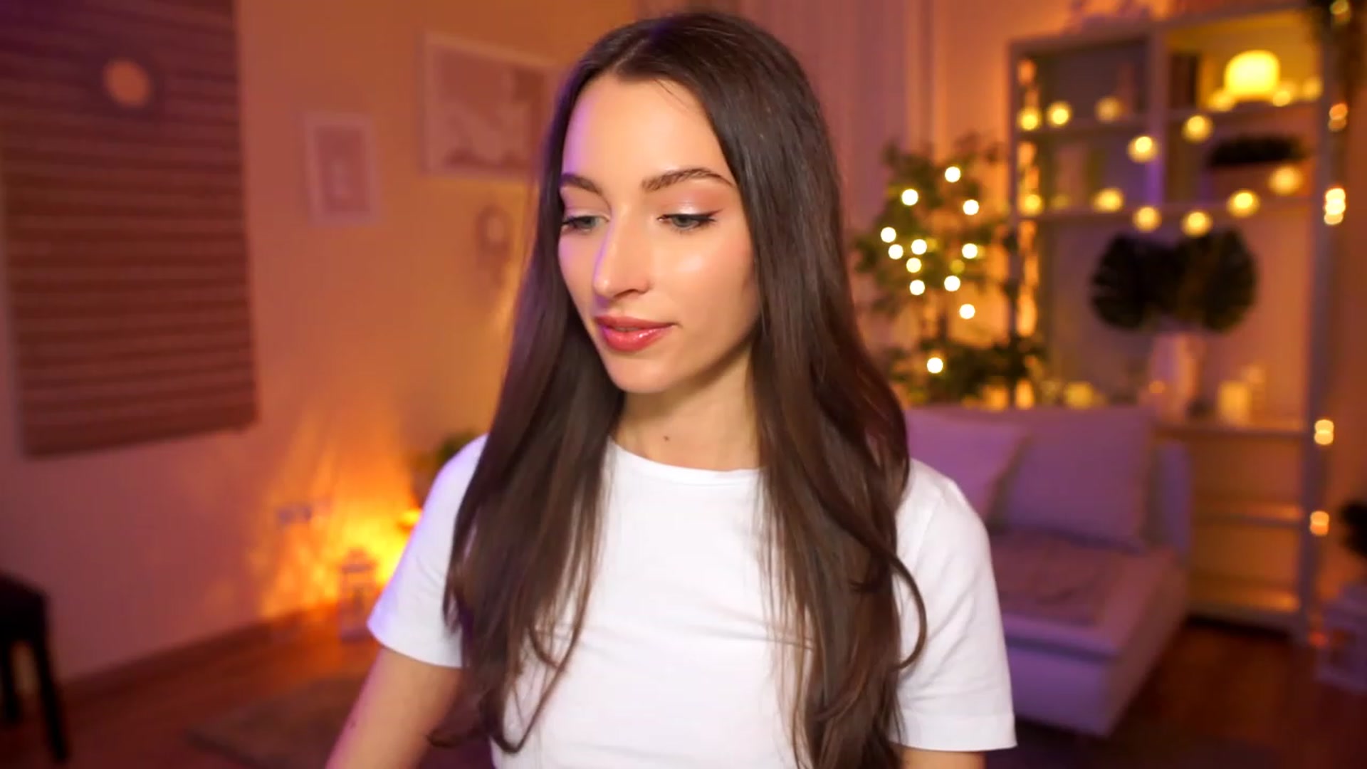 Gallery image thumbnail from Emily_grey69's myfreecams stream on, 04/08/2023, 17:28 image 10 of 20