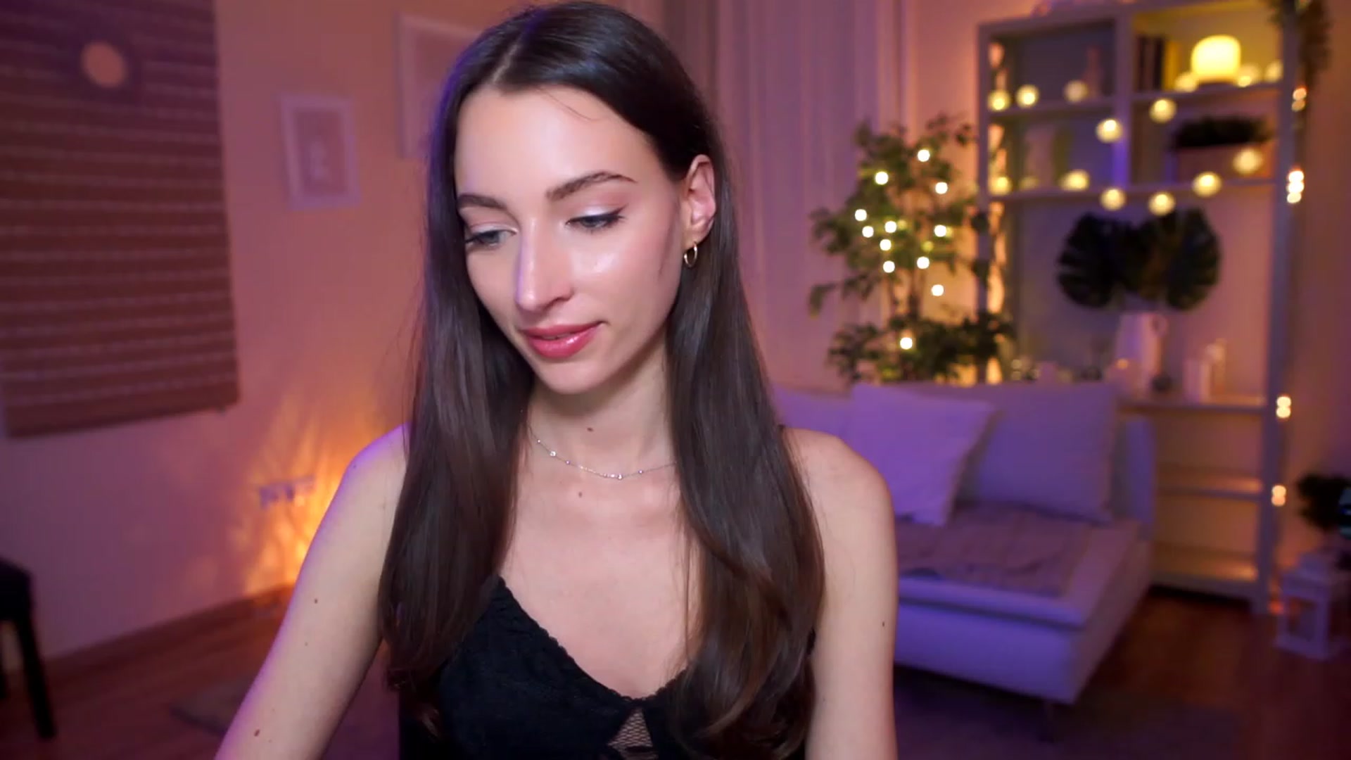 Gallery image thumbnail from Emily_grey69's myfreecams stream on, 04/08/2023, 19:01 image 18 of 20