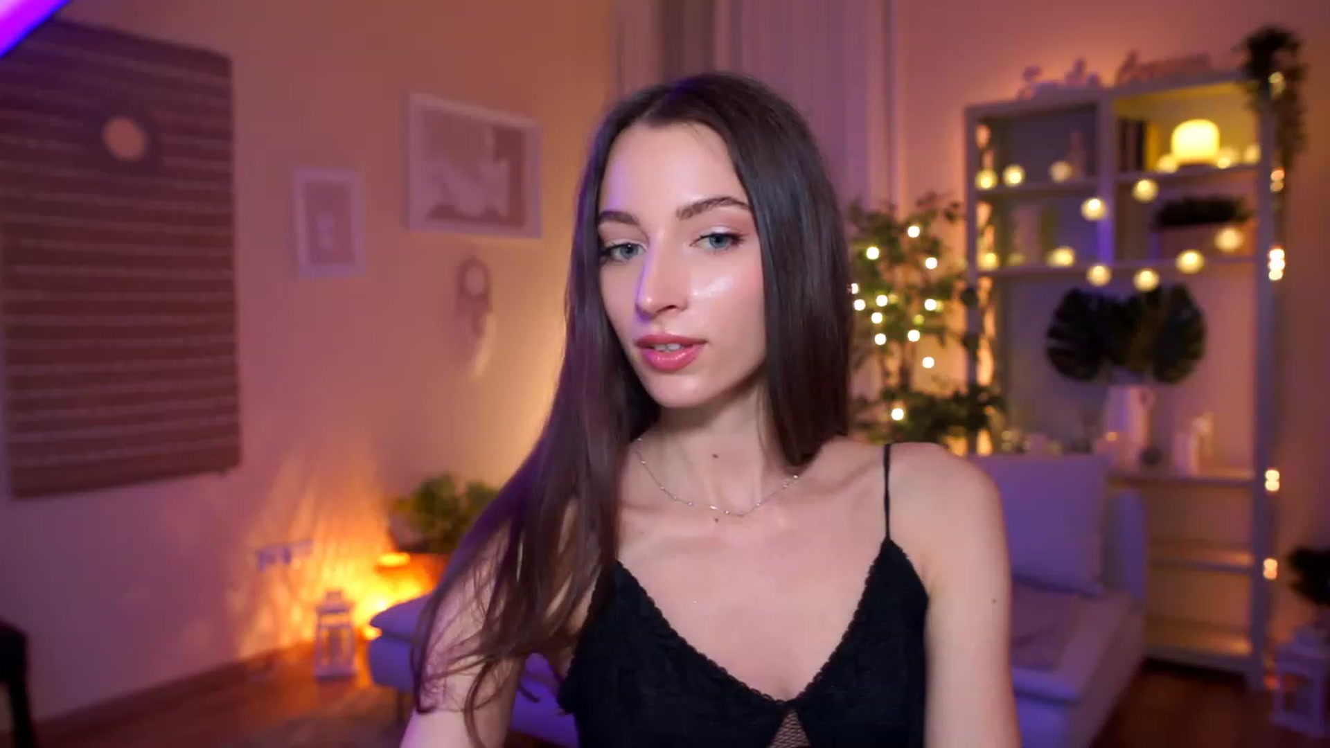 Gallery image thumbnail from Emily_grey69's myfreecams stream on, 04/08/2023, 19:01 image 16 of 20