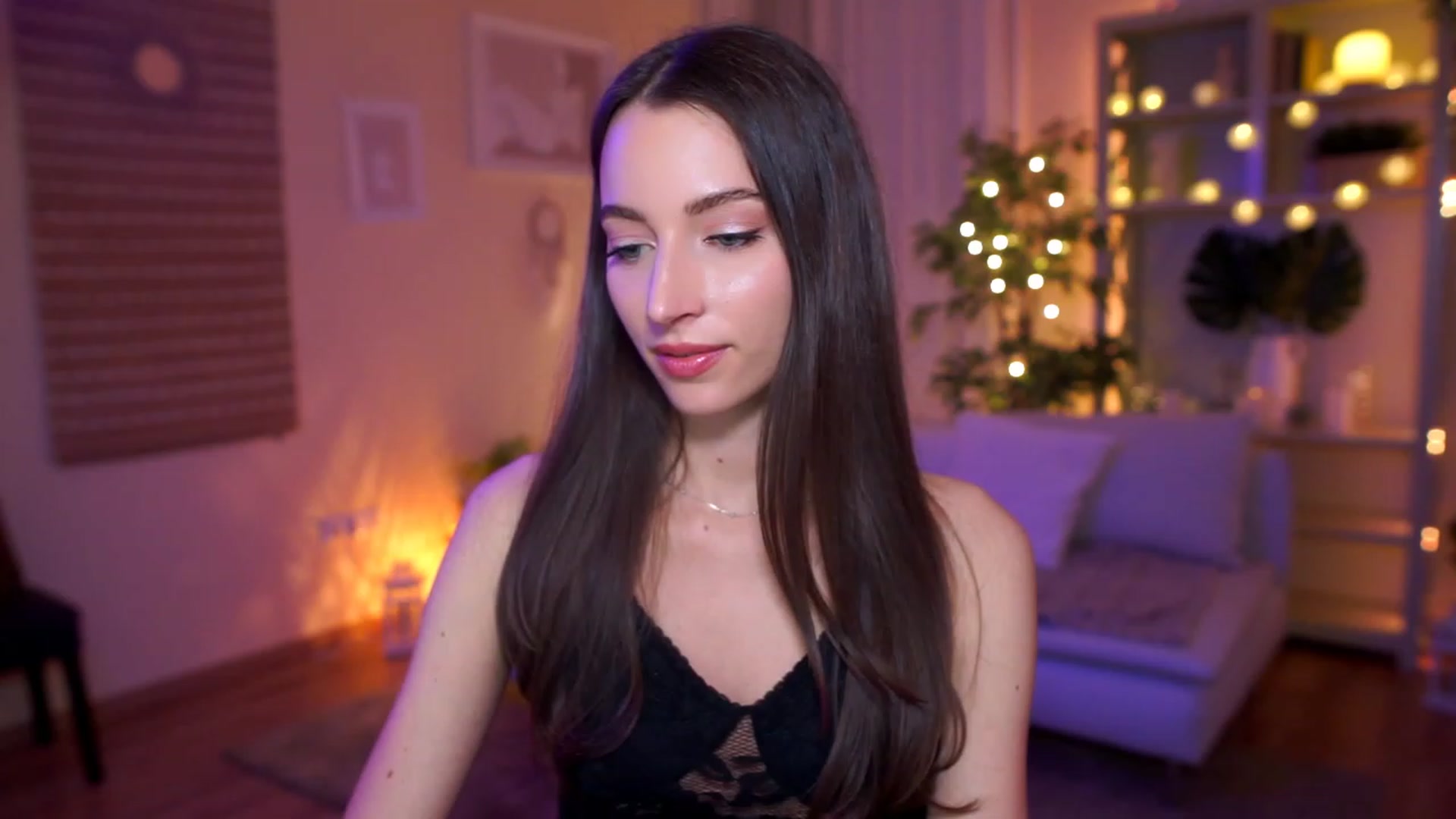 Gallery image thumbnail from Emily_grey69's myfreecams stream on, 04/08/2023, 19:01 image 9 of 20