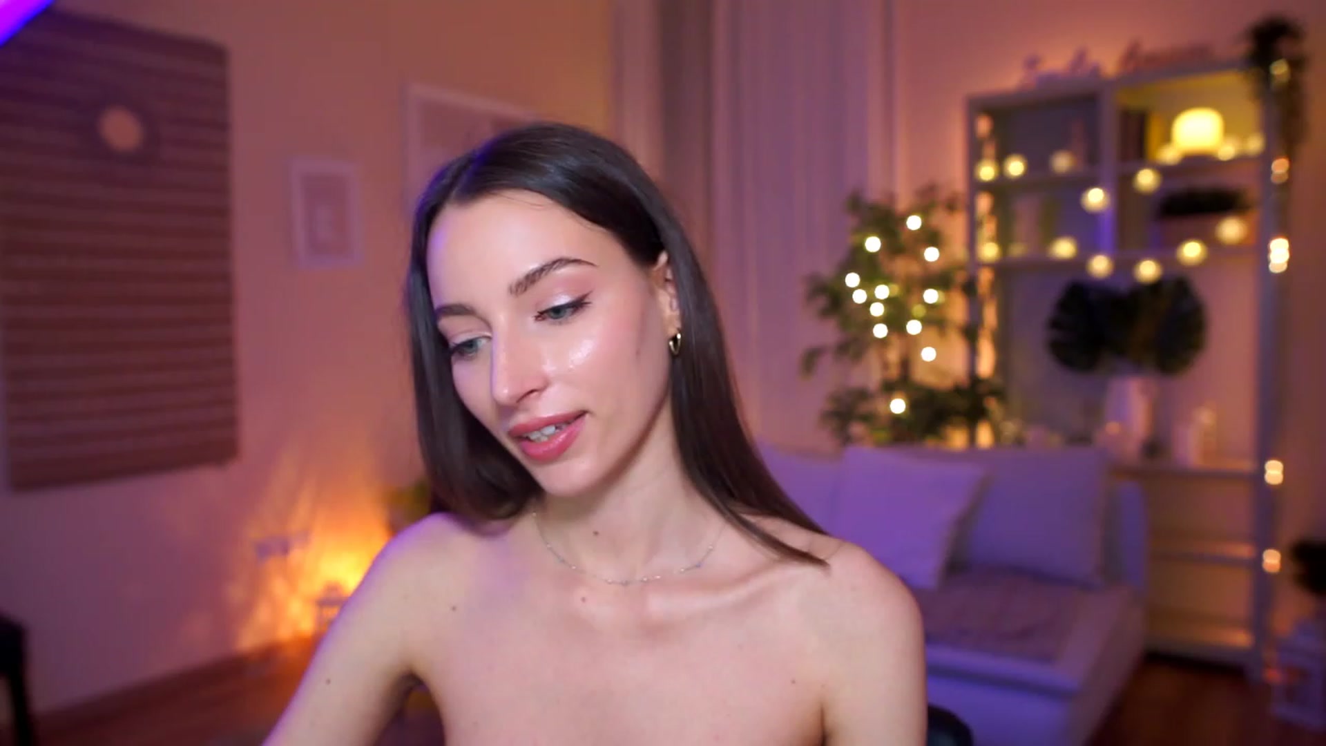 Gallery image thumbnail from Emily_grey69's myfreecams stream on, 04/08/2023, 19:30 image 14 of 20