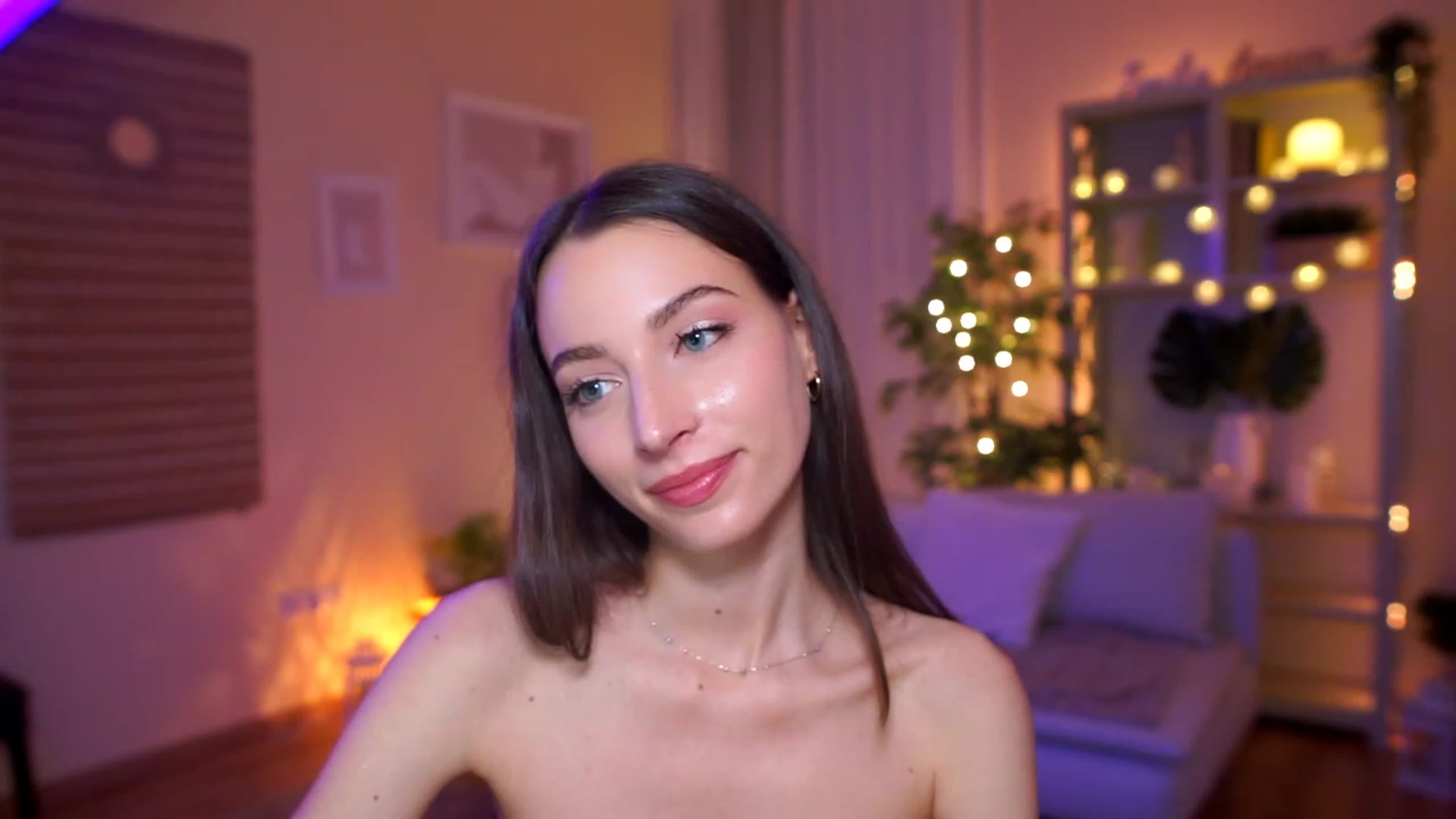 Gallery image thumbnail from Emily_grey69's myfreecams stream on, 04/08/2023, 19:30 image 18 of 20