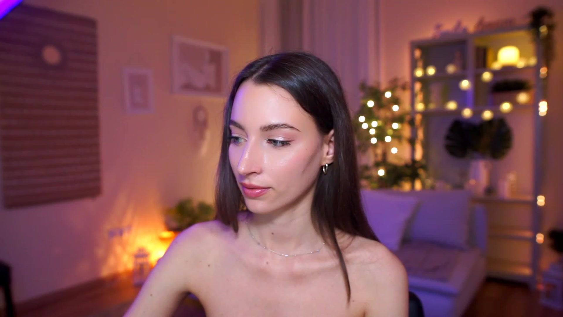 Gallery image thumbnail from Emily_grey69's myfreecams stream on, 04/08/2023, 19:30 image 17 of 20