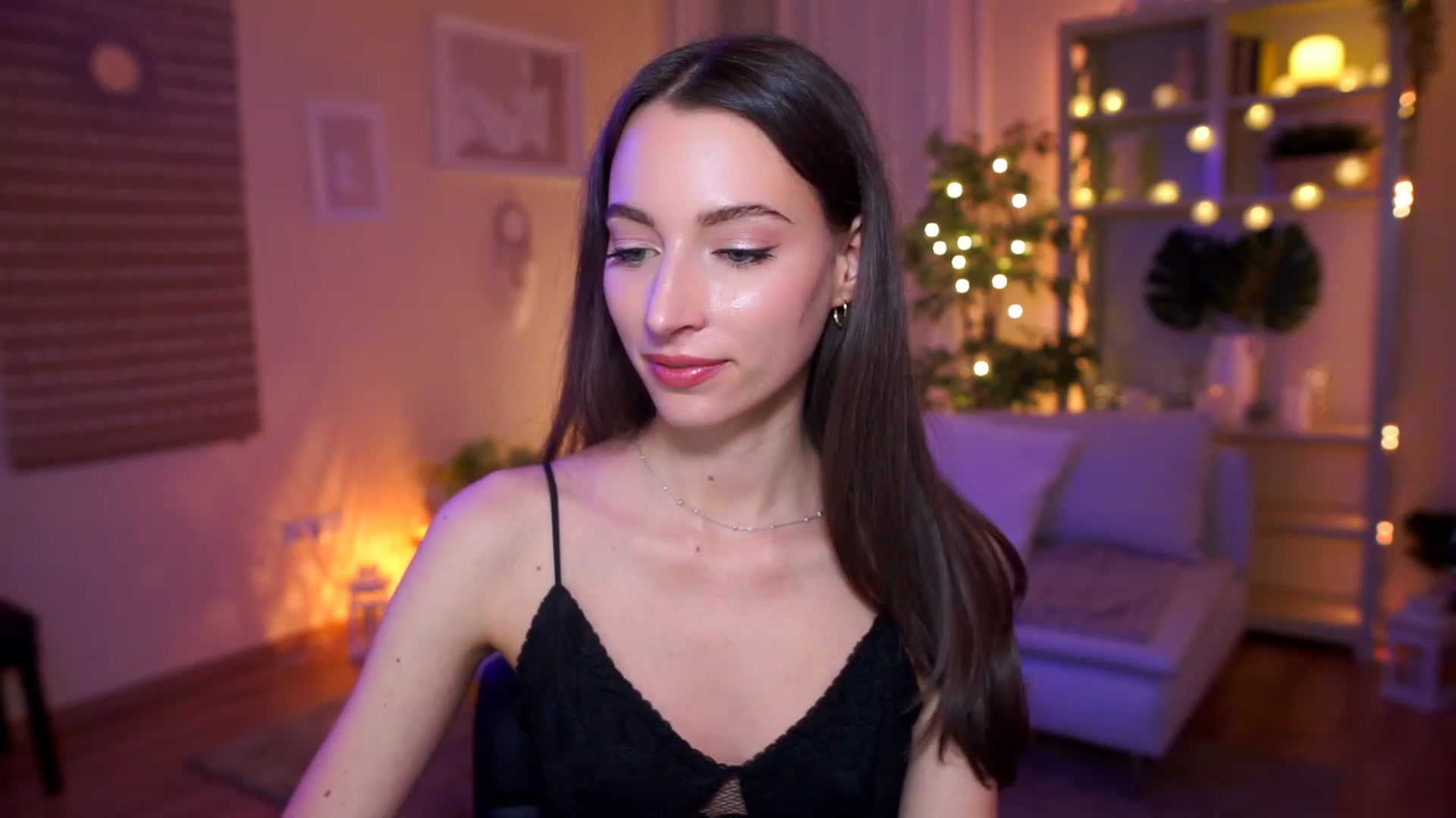 Gallery image thumbnail from Emily_grey69's myfreecams stream on, 04/08/2023, 19:30 image 2 of 20