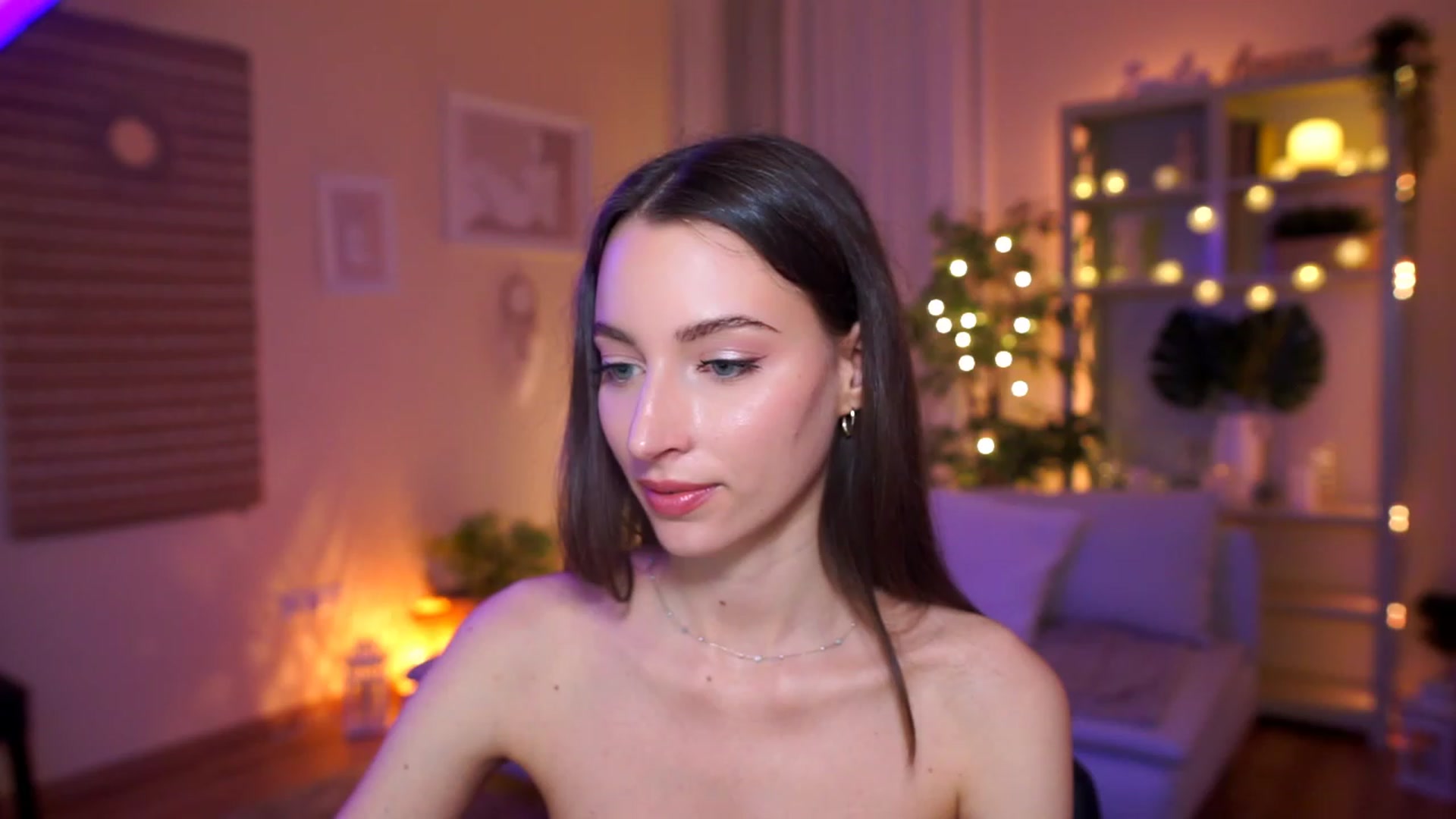 Gallery image thumbnail from Emily_grey69's myfreecams stream on, 04/08/2023, 19:30 image 16 of 20