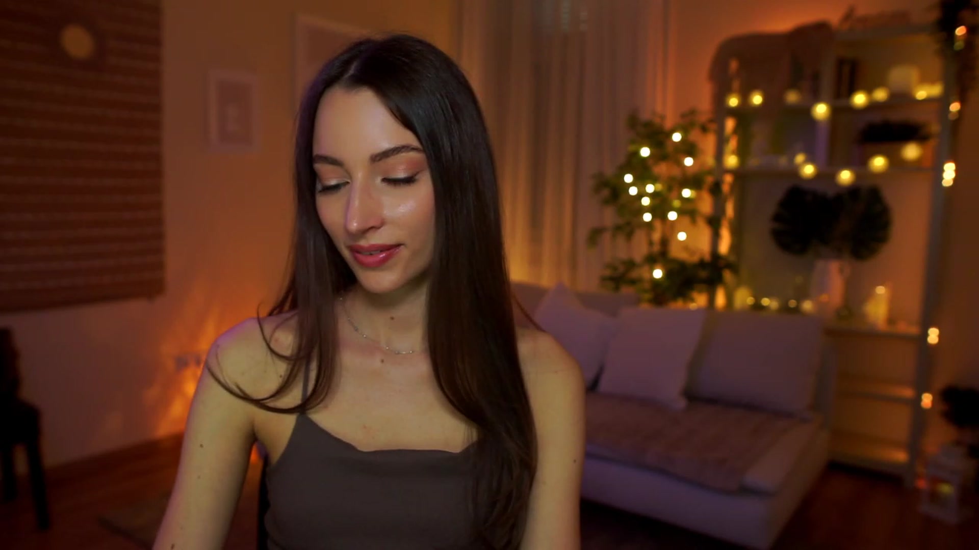 Gallery image thumbnail from Emily_grey69's myfreecams stream on, 04/12/2023, 16:47 image 17 of 20