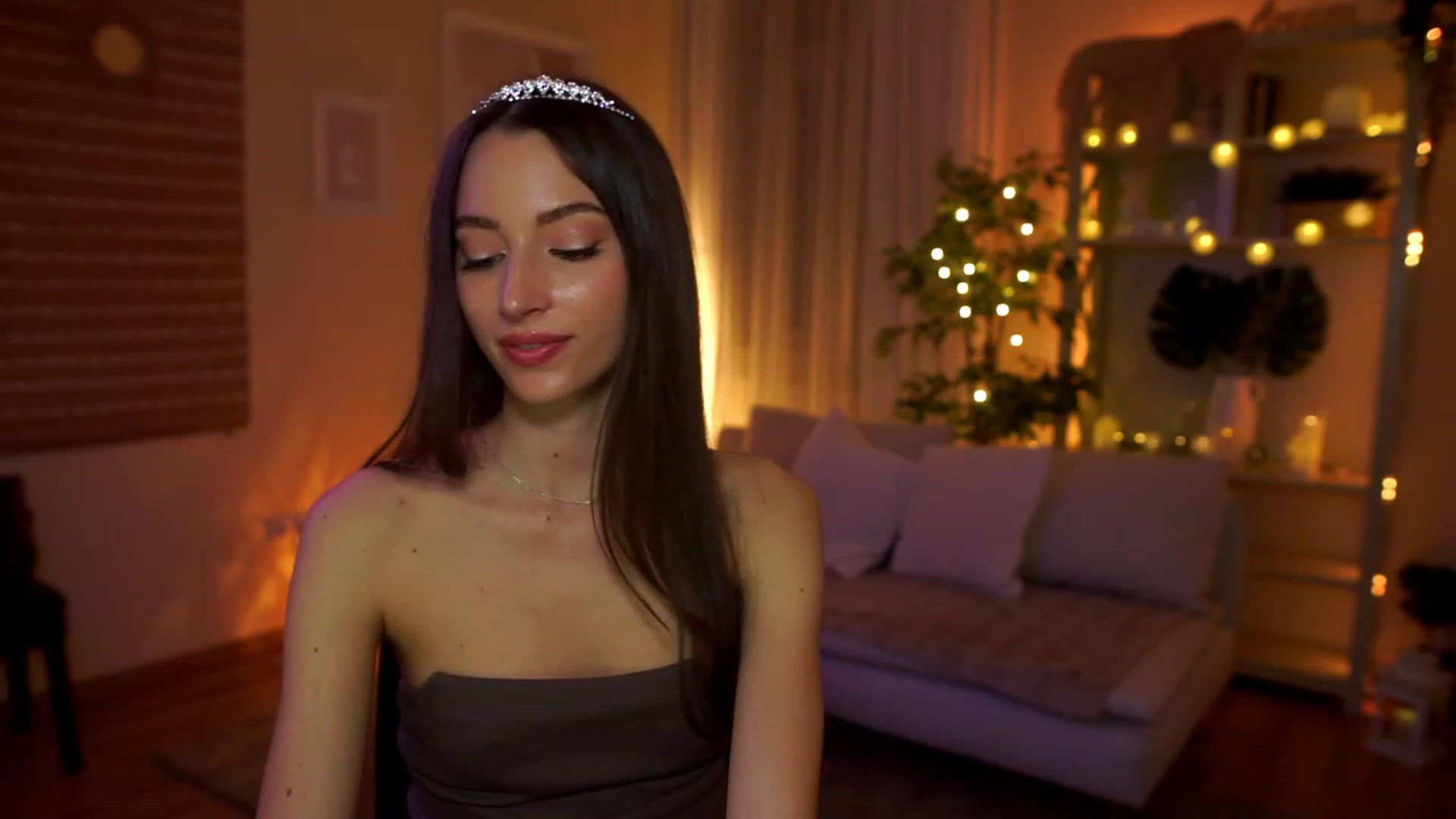 Gallery image thumbnail from Emily_grey69's myfreecams stream on, 04/12/2023, 17:48 image 20 of 20