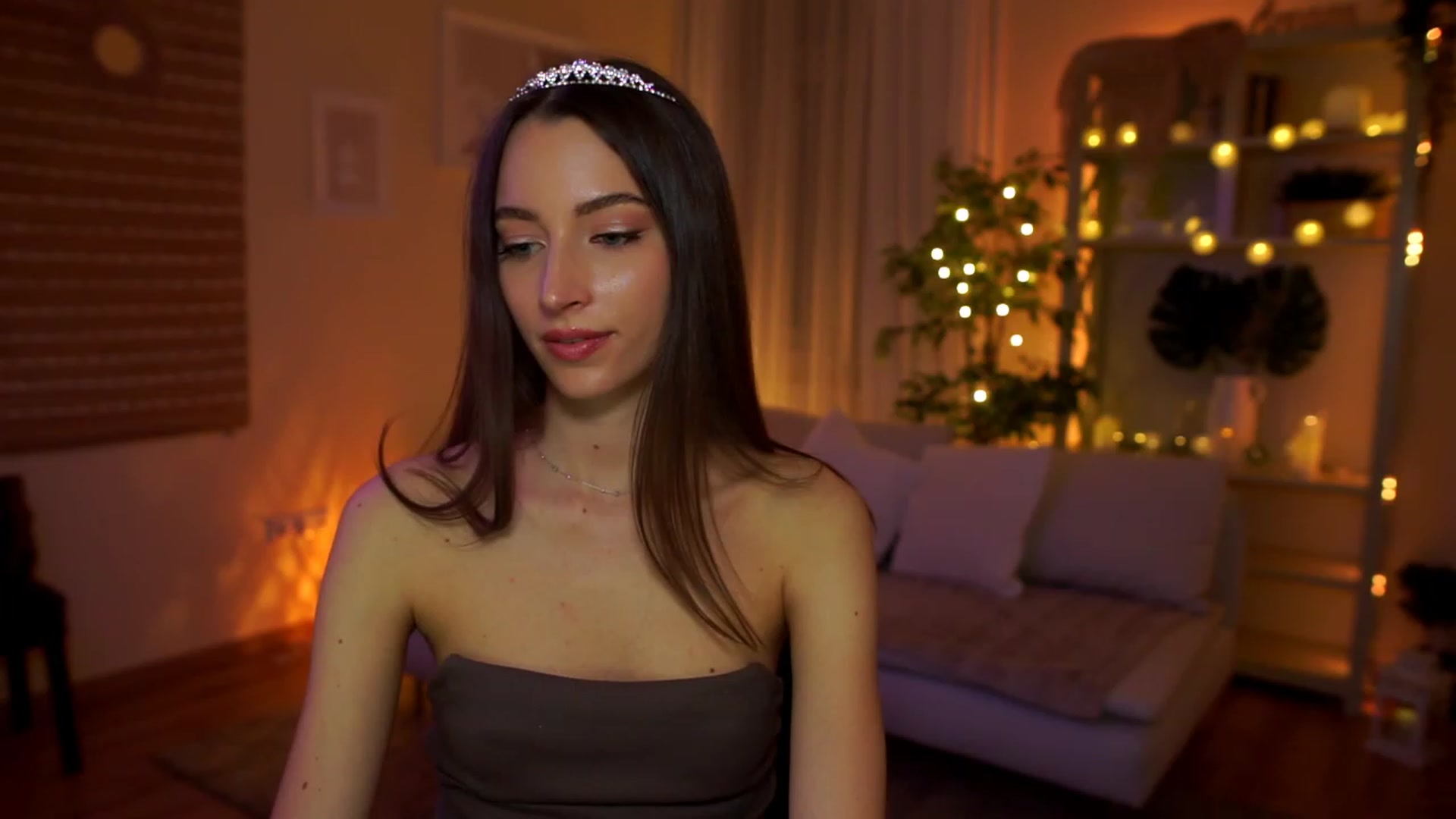 Gallery image thumbnail from Emily_grey69's myfreecams stream on, 04/12/2023, 17:48 image 14 of 20