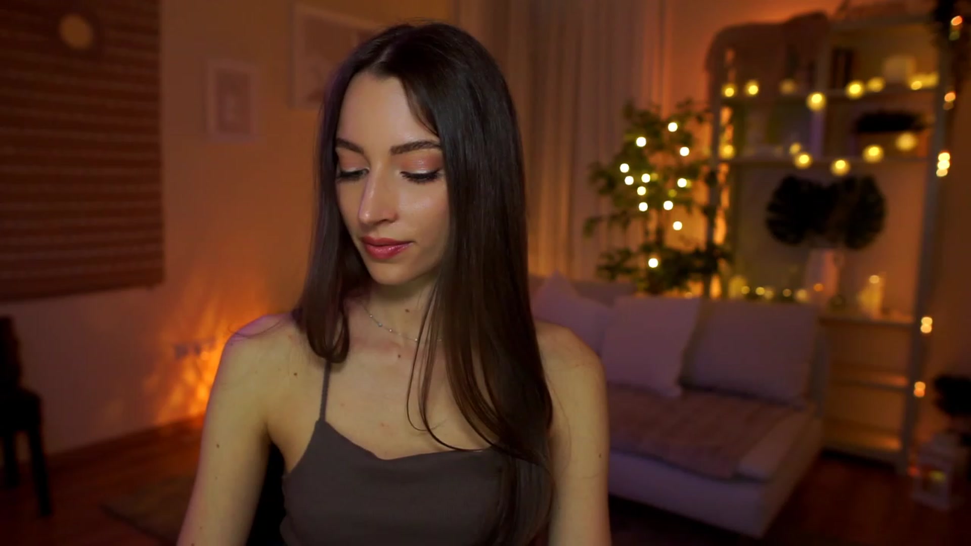Gallery image thumbnail from Emily_grey69's myfreecams stream on, 04/12/2023, 17:48 image 3 of 20