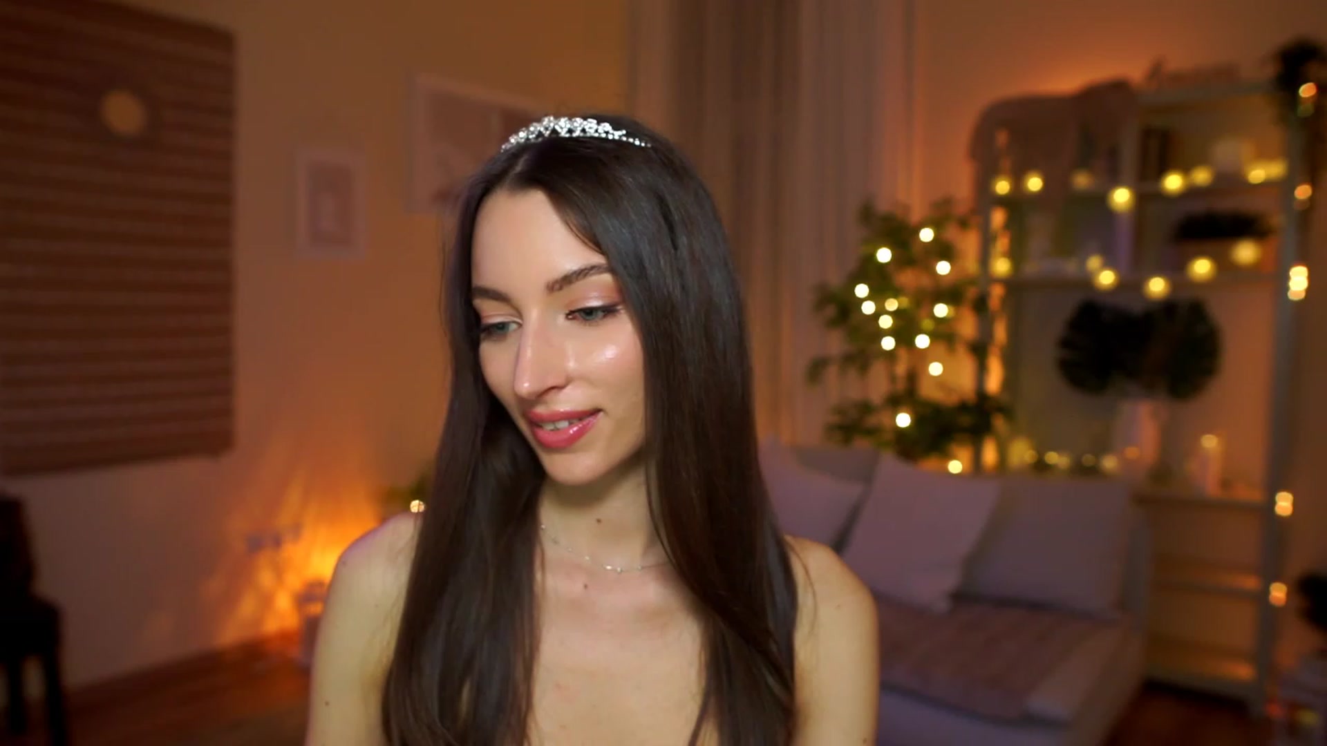 Gallery image thumbnail from Emily_grey69's myfreecams stream on, 04/12/2023, 20:39 image 6 of 20