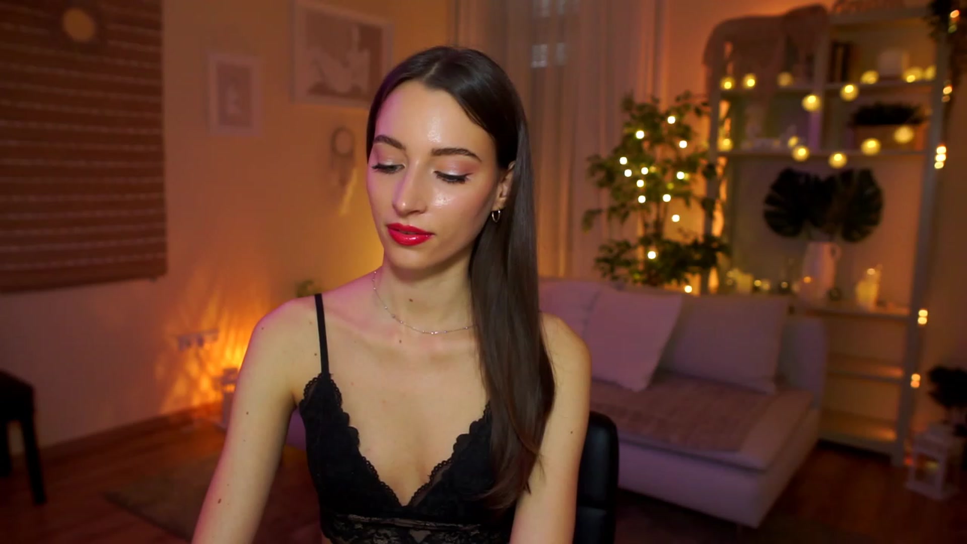 Gallery image thumbnail from Emily_grey69's myfreecams stream on, 04/13/2023, 13:33 image 12 of 20