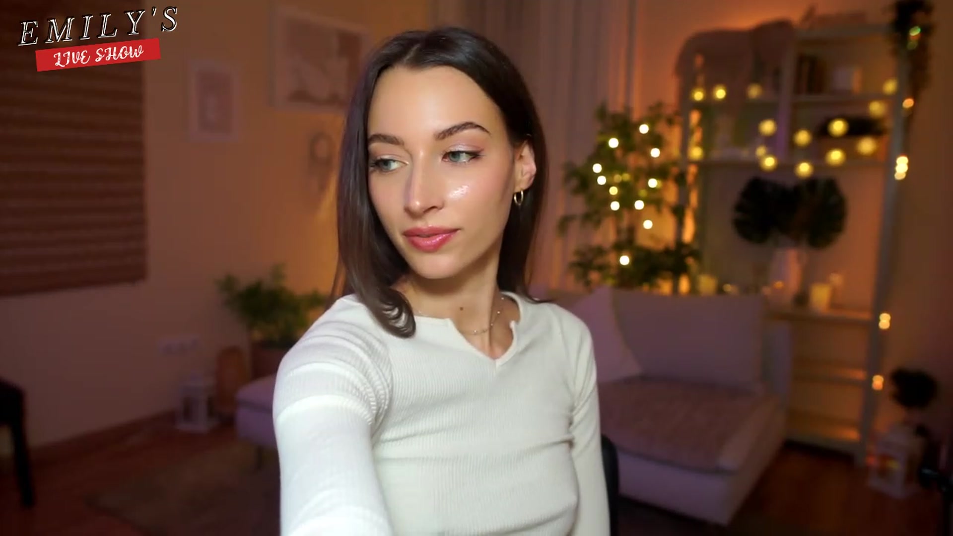 Gallery image thumbnail from Emily_grey69's myfreecams stream on, 04/14/2023, 17:03 image 10 of 20