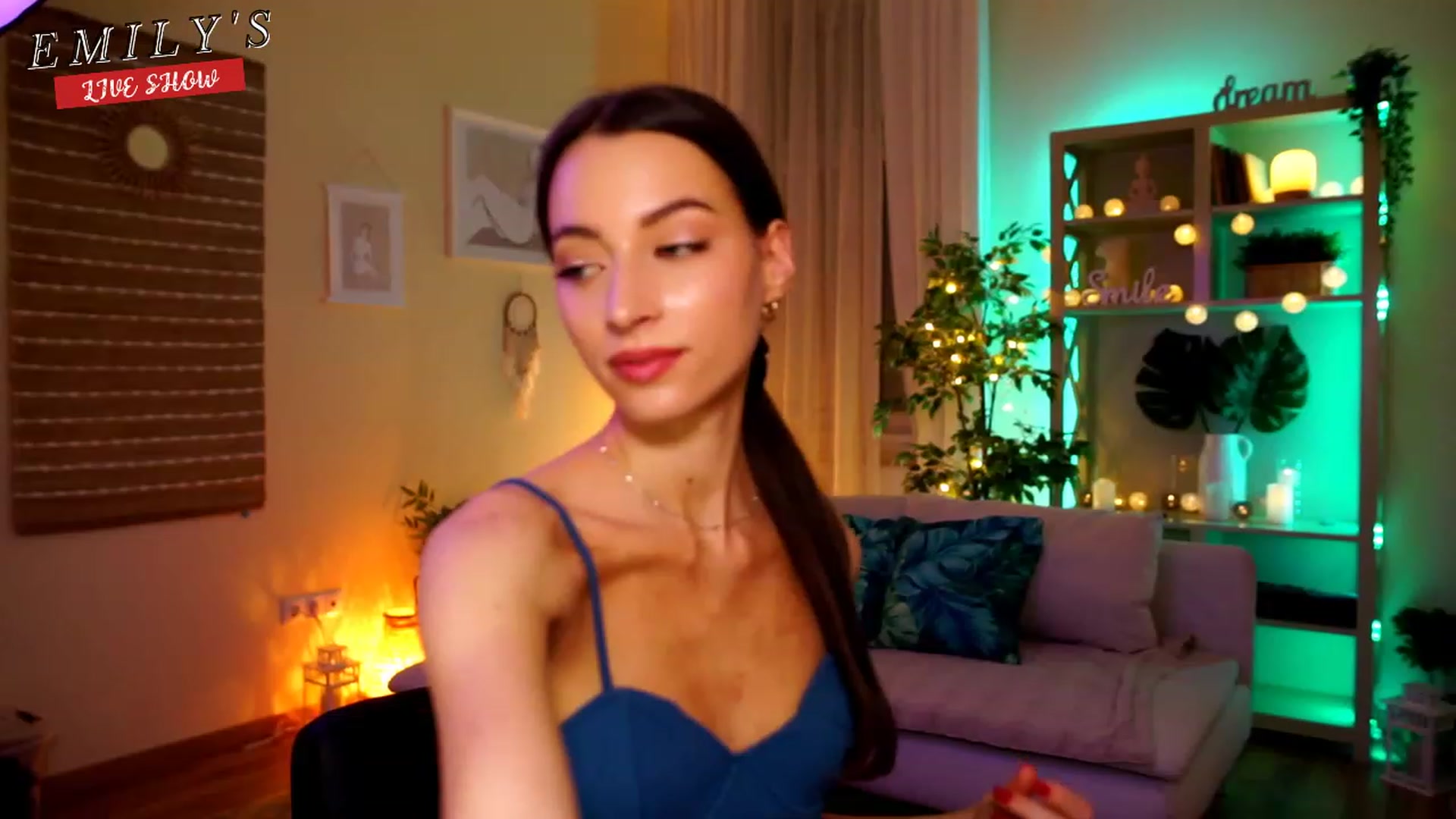 Gallery image thumbnail from Emily_grey69's myfreecams stream on, 04/26/2023, 21:27 image 13 of 20