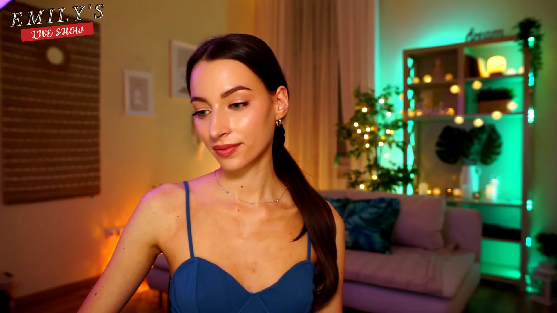 Gallery image thumbnail from Emily_grey69's myfreecams stream on, 04/26/2023, 22:11 image 3 of 20