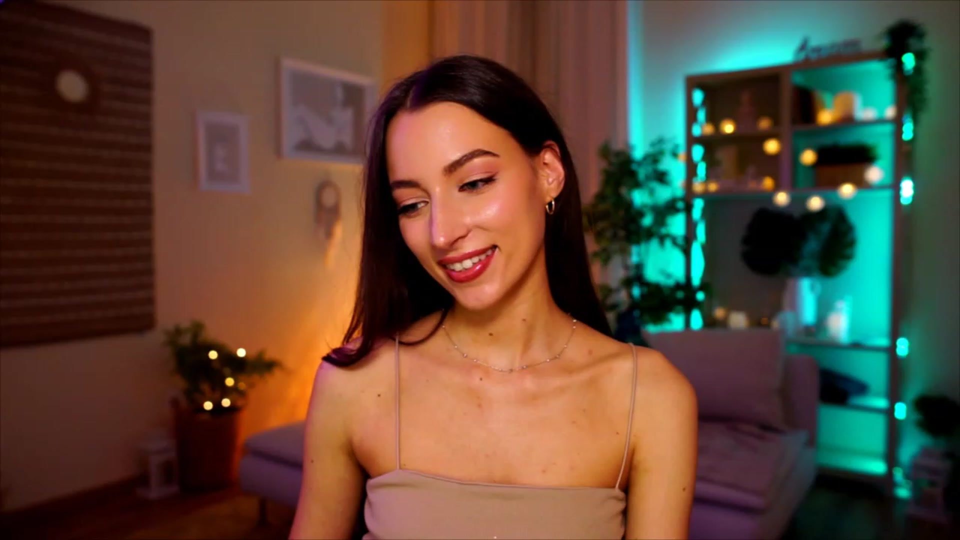 Gallery image thumbnail from Emily_grey69's myfreecams stream on, 04/30/2023, 17:00 image 14 of 20